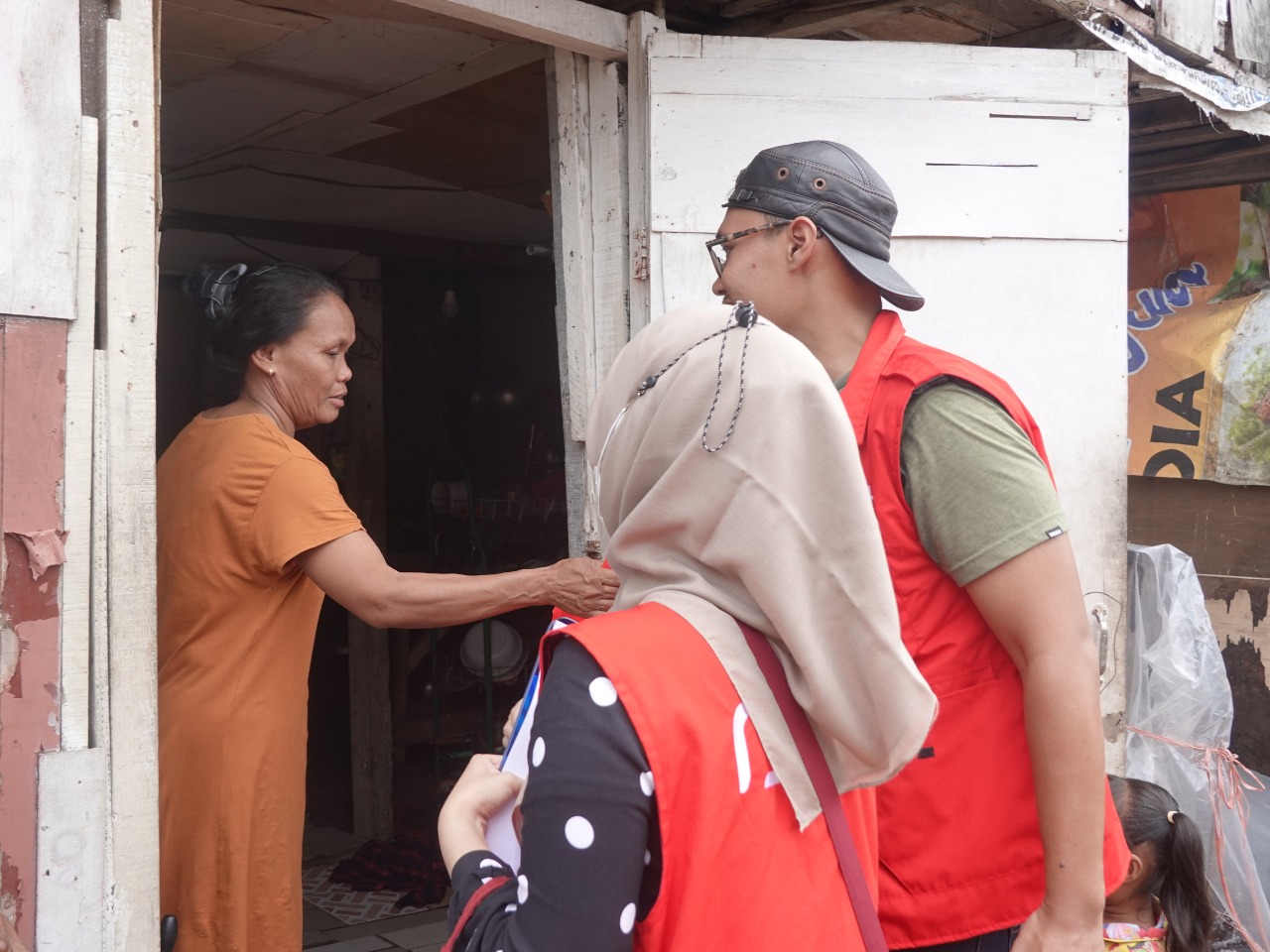 Anggota Sahabat Bantu menyalurkan donasi untuk warga korban kebakaran  lokasi lapak pemulung di Kelurahan Pondok Labu, Jakarta Selatan p