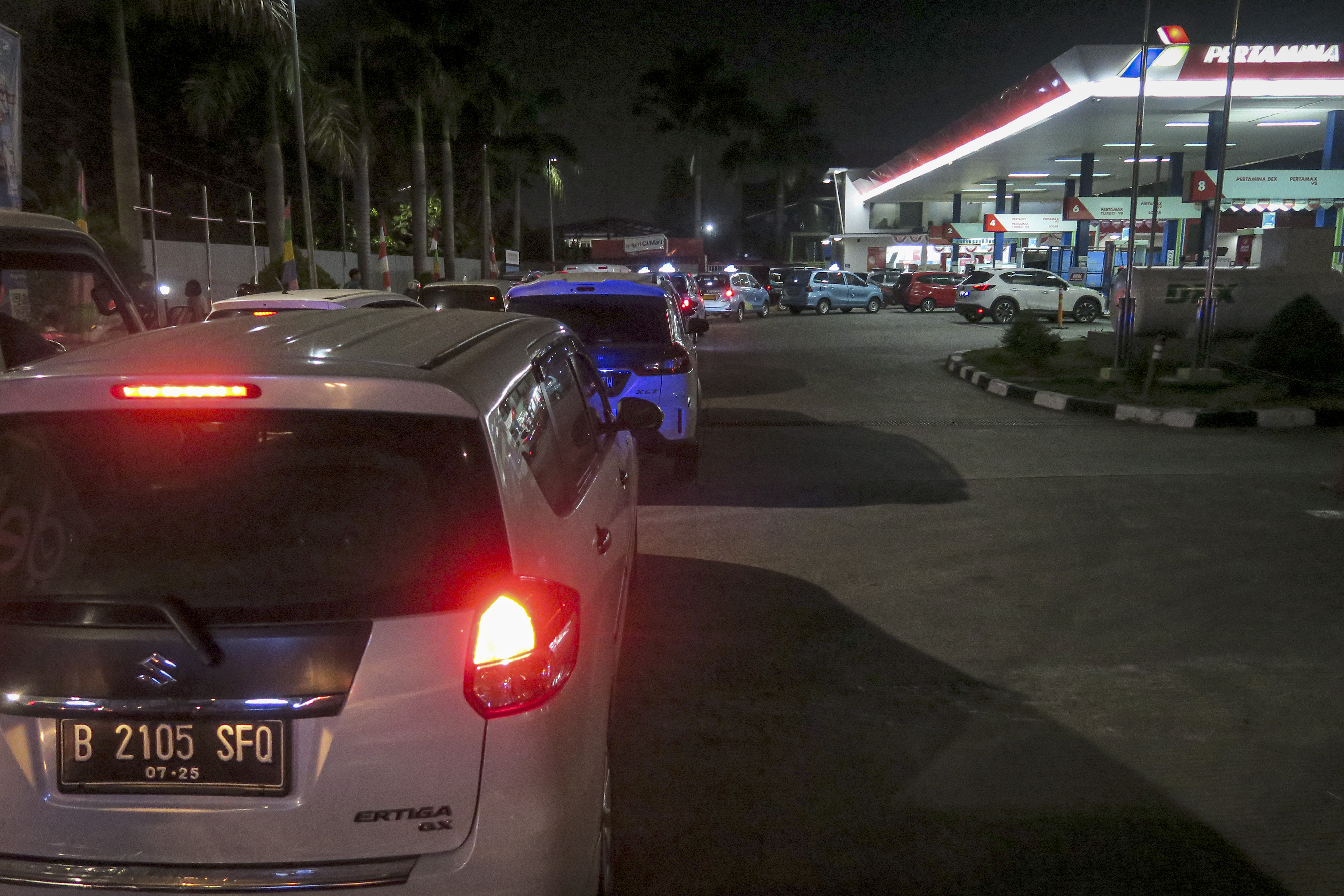 Antrean kendaraan mengisi BBM