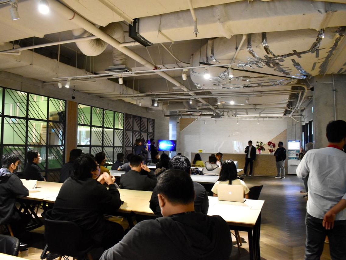 Nakama.id Hub merupakan coworking space atau ruang kerja bersama yang bertempat di gedung Green Office Park (GOP) 9, BSD City.