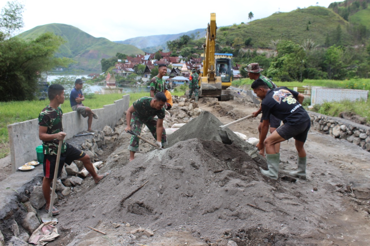 Anggota TNI membangun jalan untuk membuka keterisolasian Desa Desa Hasinggaan, Kecamatan Sianjur Mula-Mula, Kabupaten Samosir, Sumatra Utara