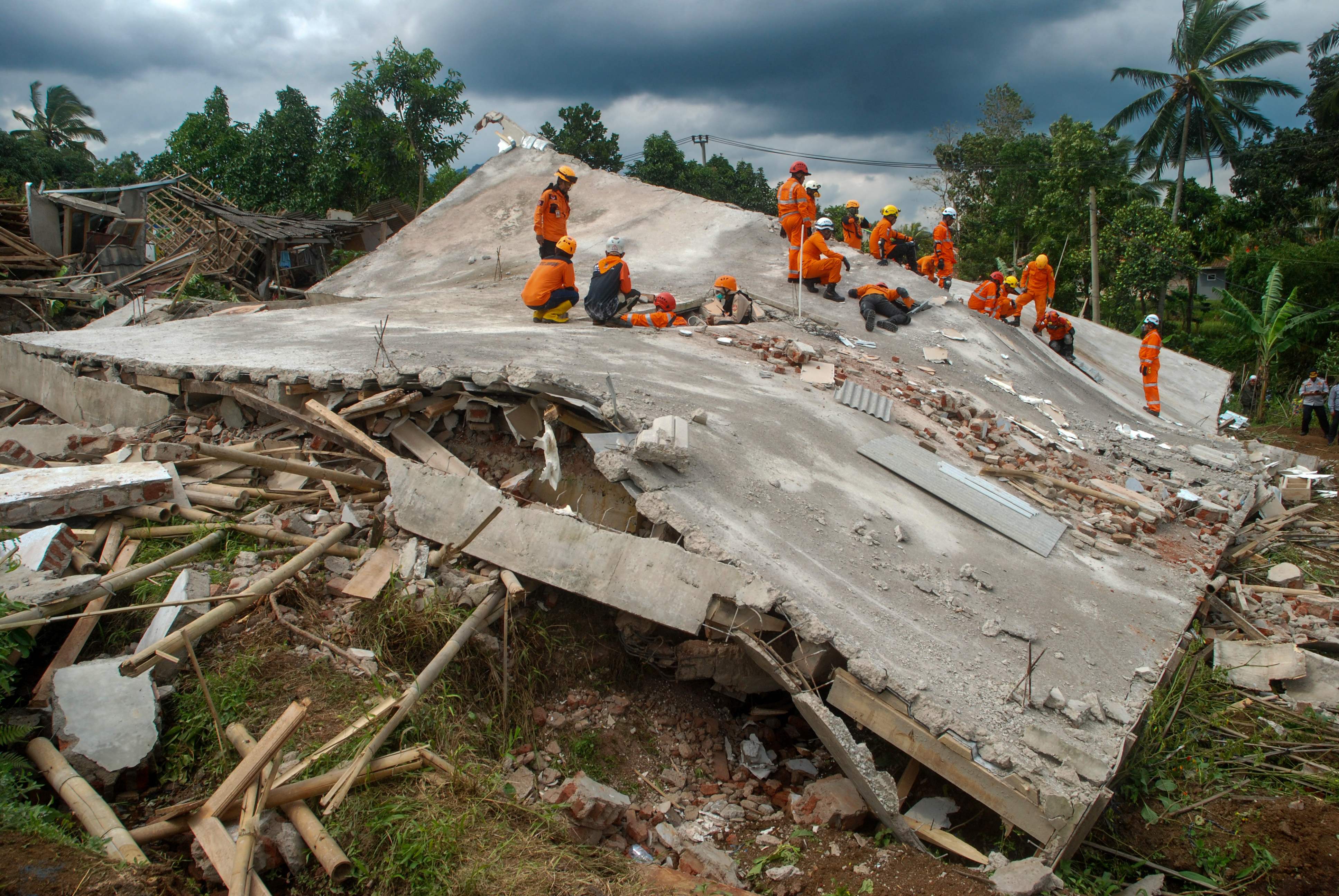 Sejumlah petugas mencari korban gempa di Cianjur, Jawa Barat.