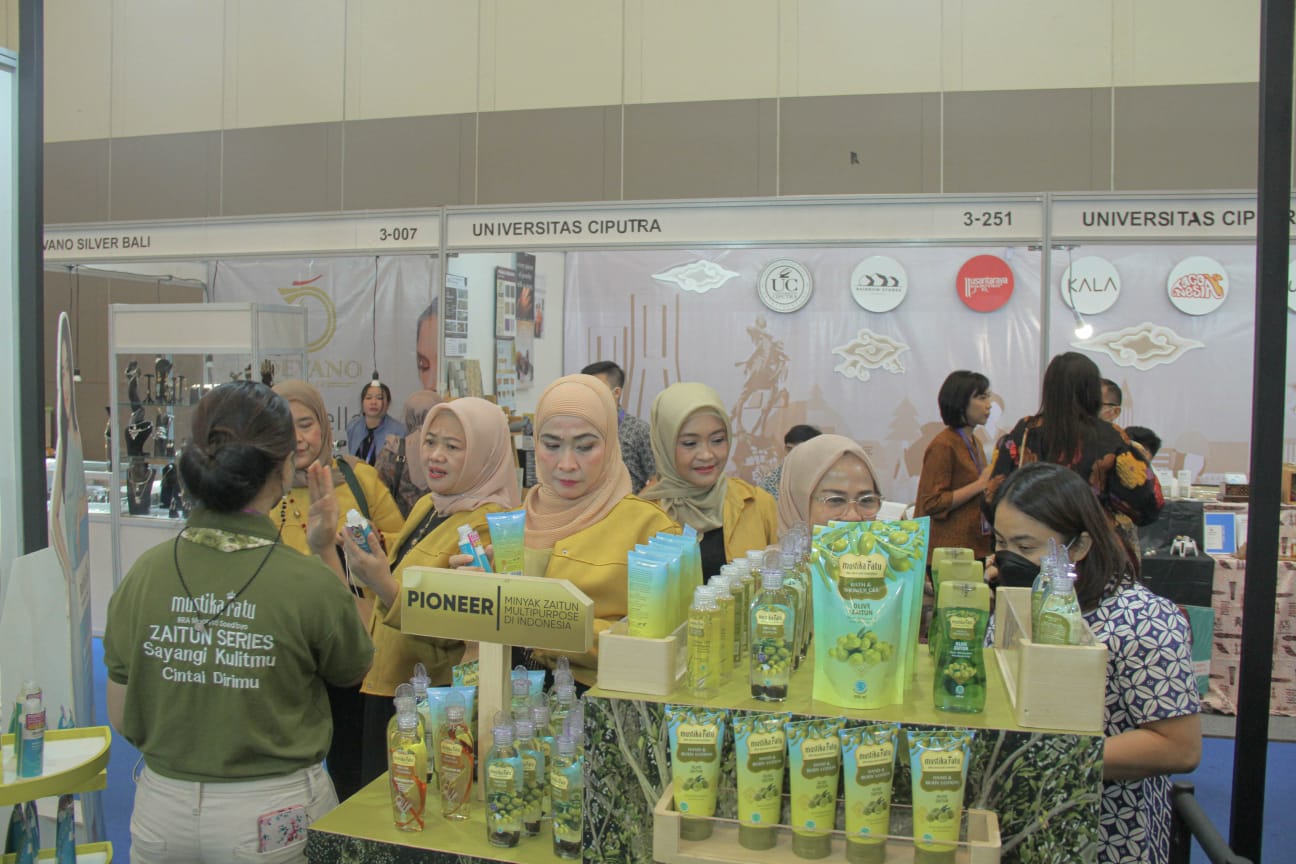 Konsumen melihat lebih dekat produk Mustika Ratu, minyak zaitun with essential oil