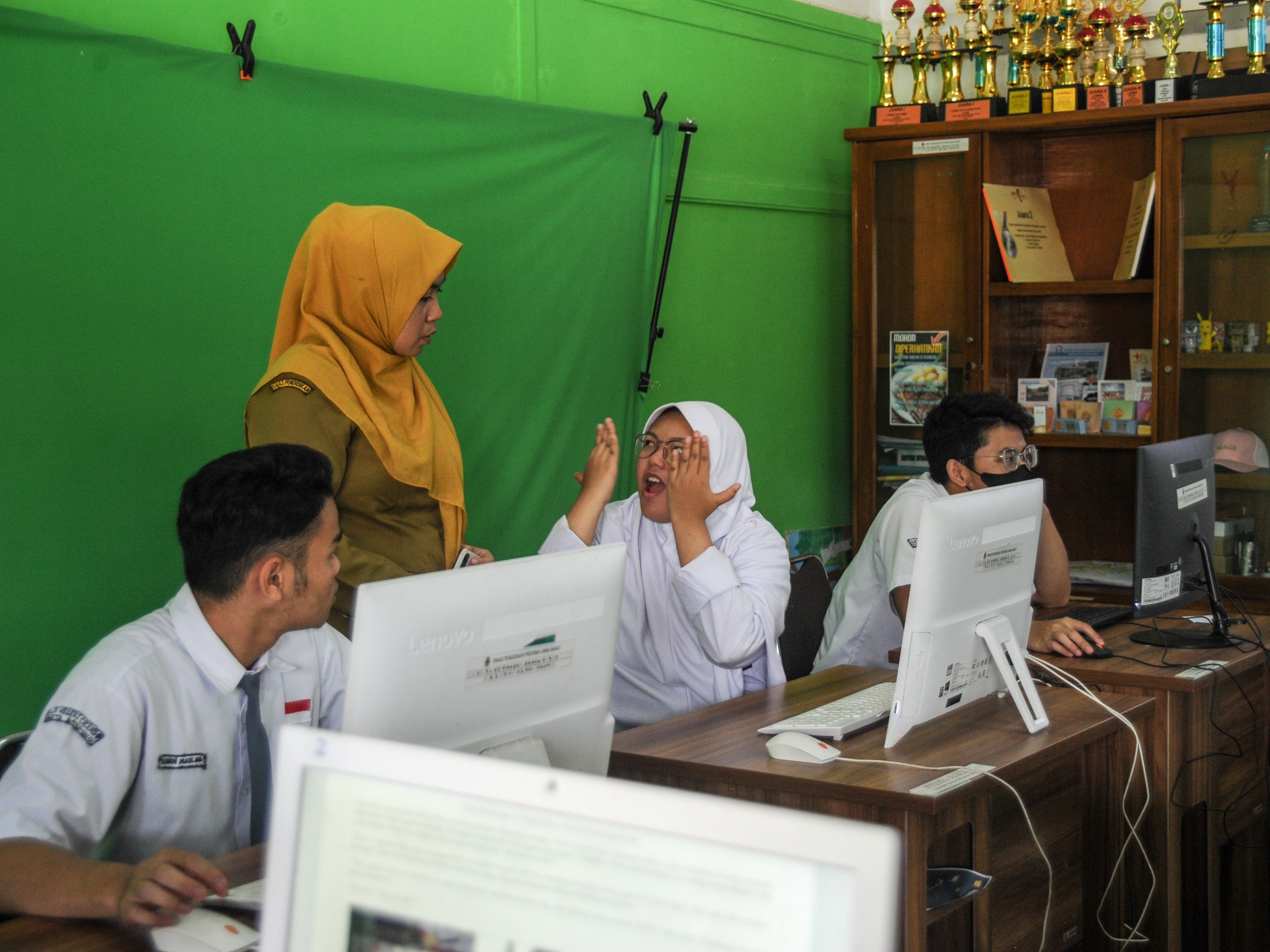 Guru memberikan arahan kepada siswa disabilitas sebelum menjalani ujian asesmen nasional berbasis komputer di SLBN Cicendo, Bandung, Jabar.