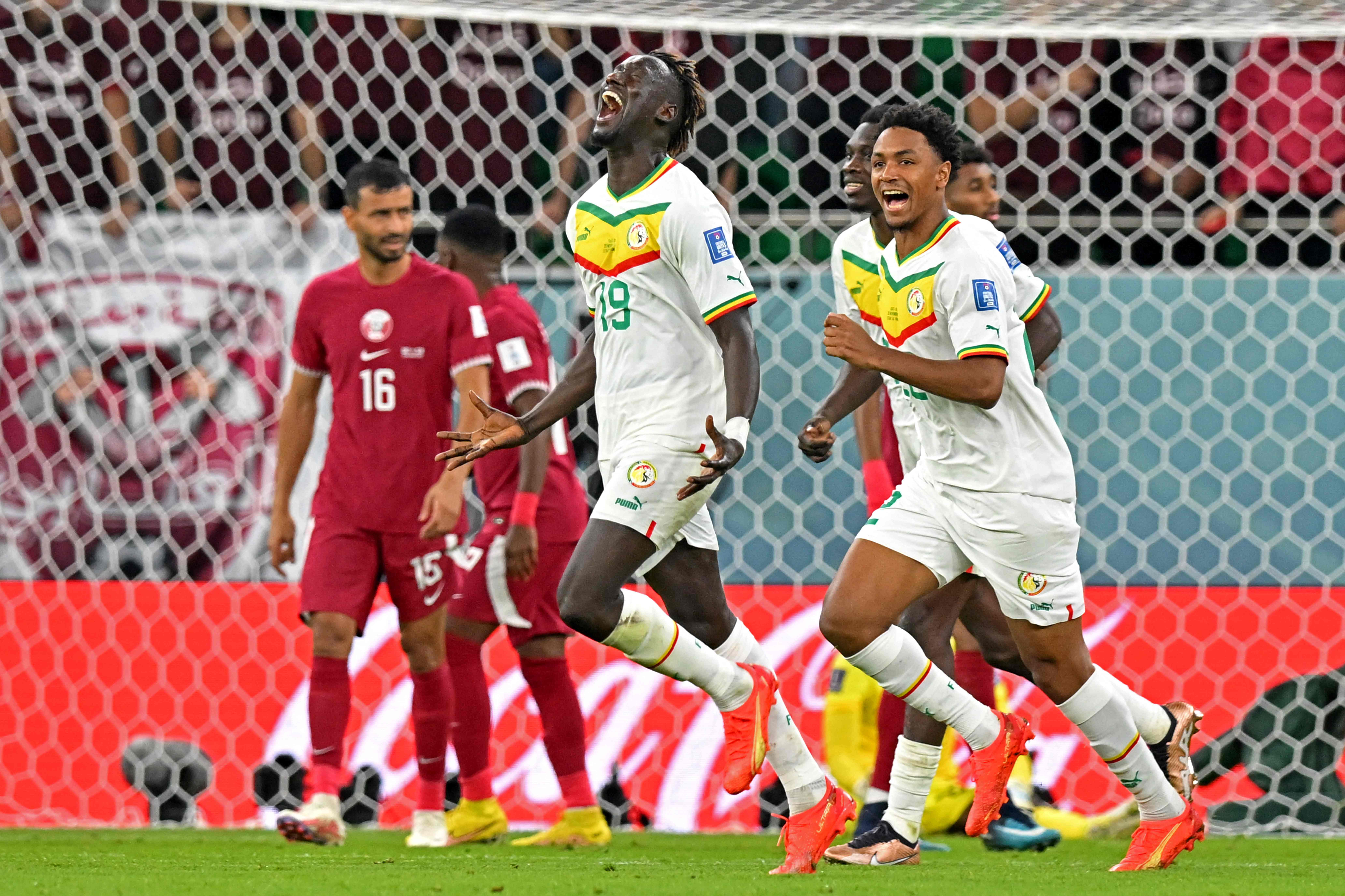 Striker Senegal Famara Diedhiou berselebrasi setelah mencetak gol kedua ke gawang tuan rumah Qatar, Jumat (25/11).