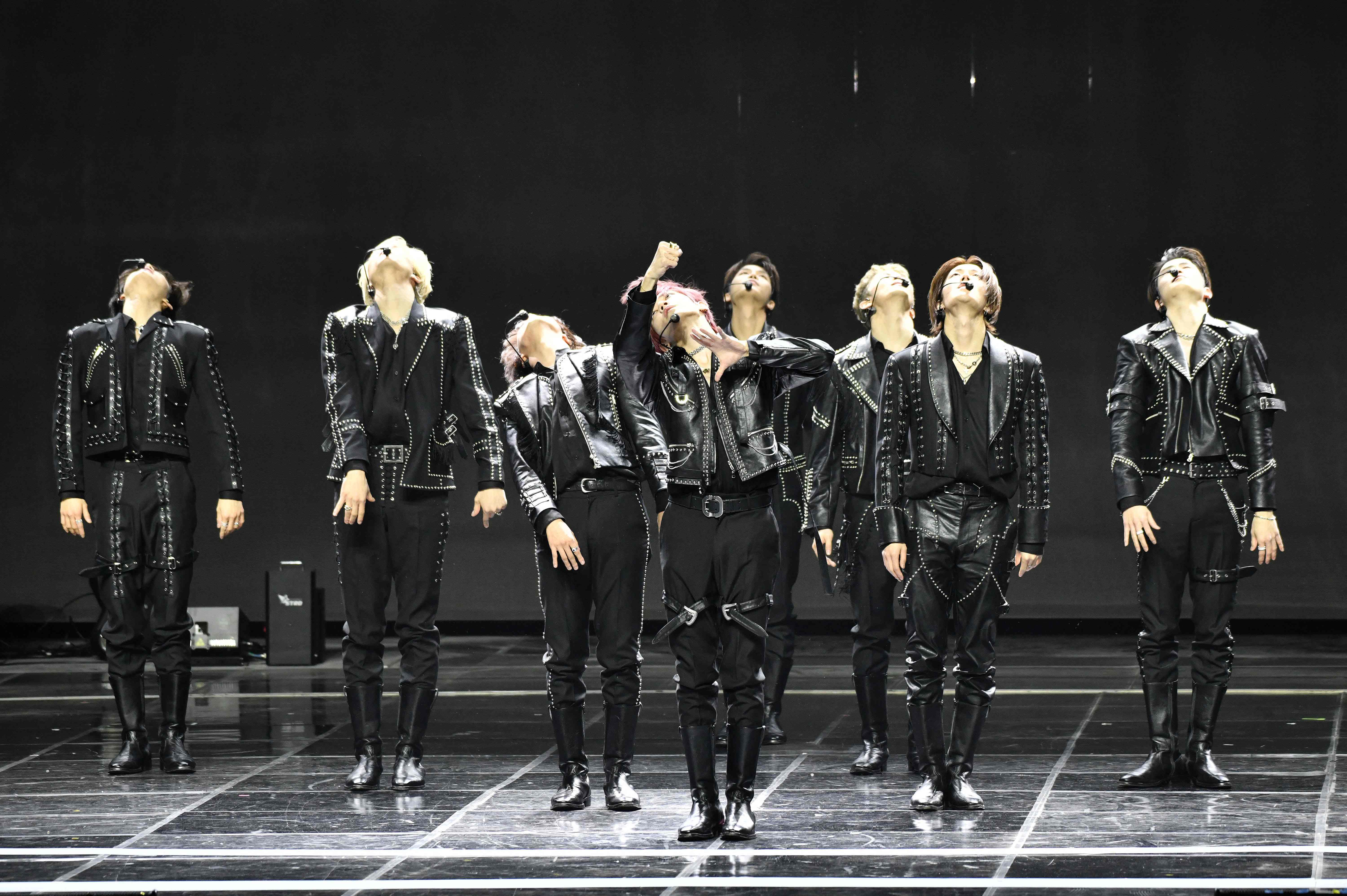 Boyband asal Korsel NCT 127 saat tampil pada acara 11th Gaon Chart Music Awards di Seoul, 27 Januari 2022.