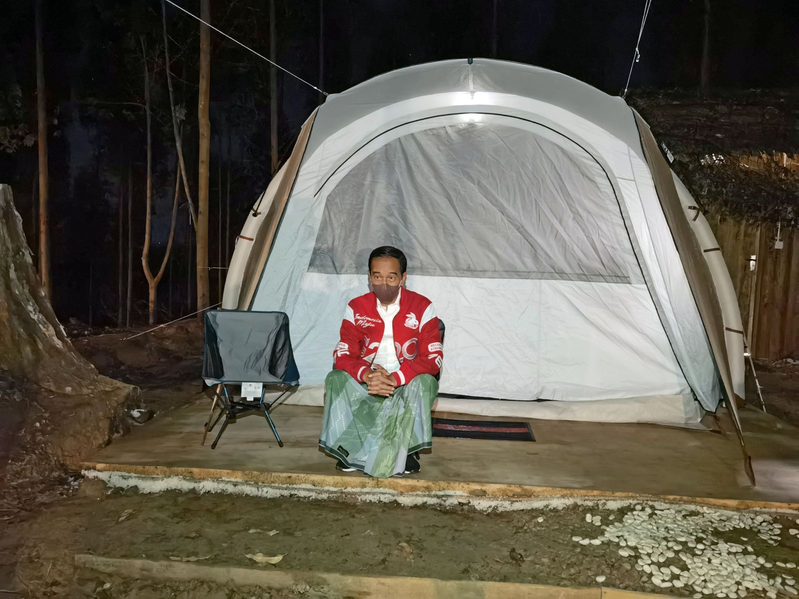 Presiden Joko Widodo duduk di depan tenda saat bermalam di titik nol Ibu Kota Negara (IKN) Nusantara
