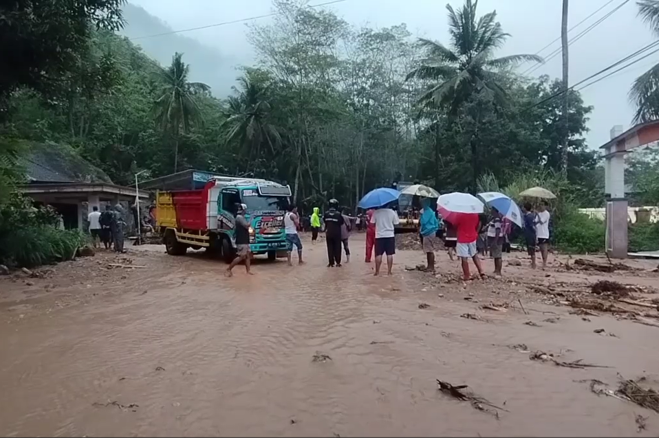 Luapan sungai menggenangi jalan raya Pacitan-Ponorogo.