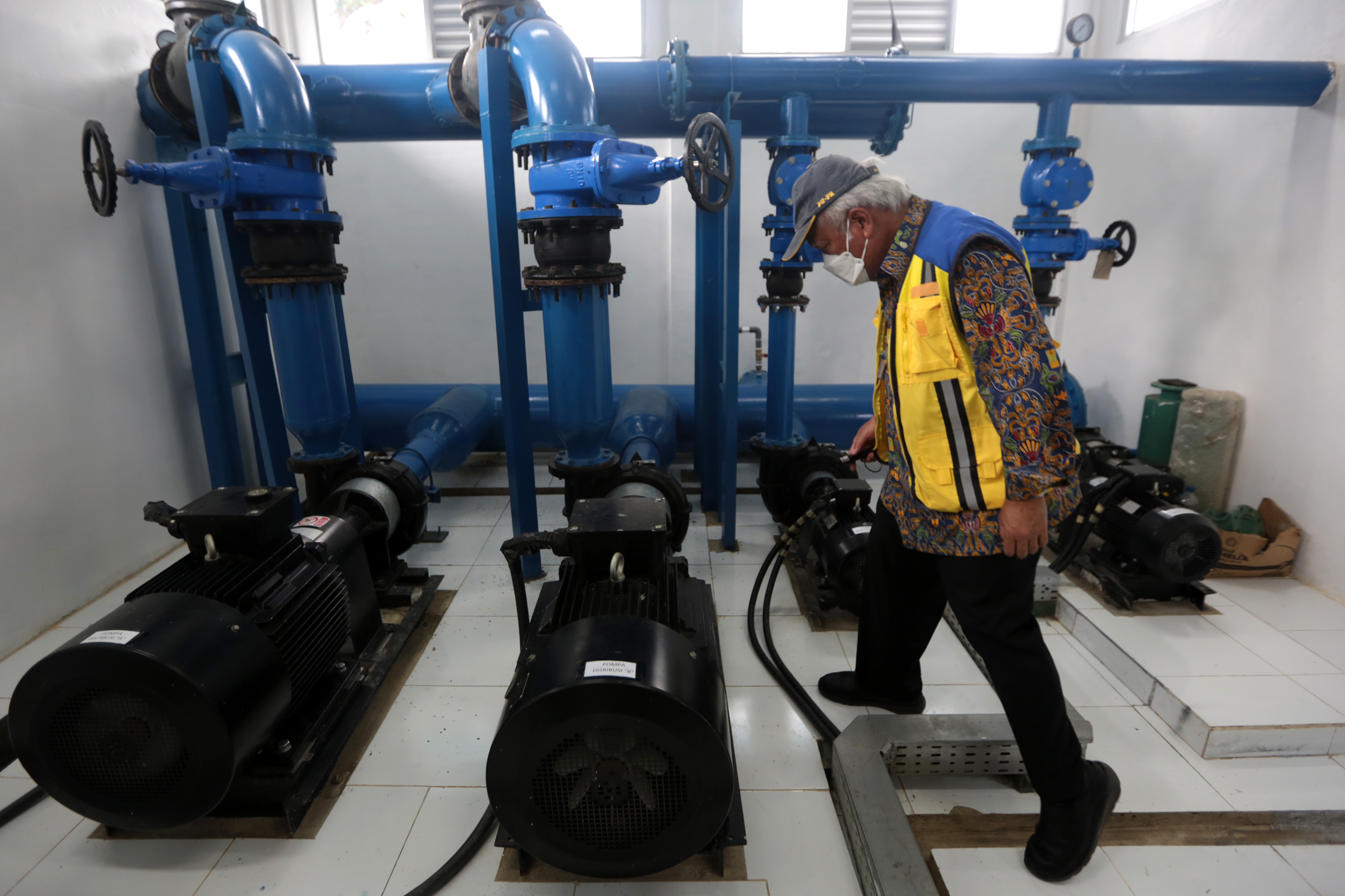 Menteri PUPR Basuki Hadimuljono saat meninjau instalasi pengolahan air.