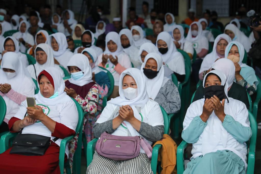 Ratusan warga Bantul, Daerah Istimewa Yogyakarta (DIY) menggelar 'Gema Sholawat Damai Untuk Negeri' di Lapangan PBV Musaba, Serayu, Bantul,