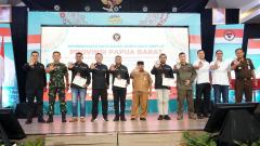 Duta Damai Dunia Maya Papua Barat yang dikukuhkan BNPT, Selasa (8/11), untuk melawan penyebaran intoleransi, radikalisme, dan terorisme.