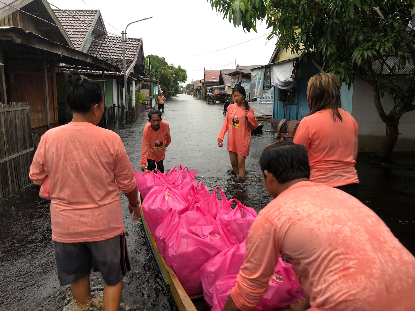 Relawan Mak Ganjar melakukan bakti sosial kepada warga yang tertimpa musibah bencana alam banjir di Kota Palangkaraya, Kalimantan Tengah.