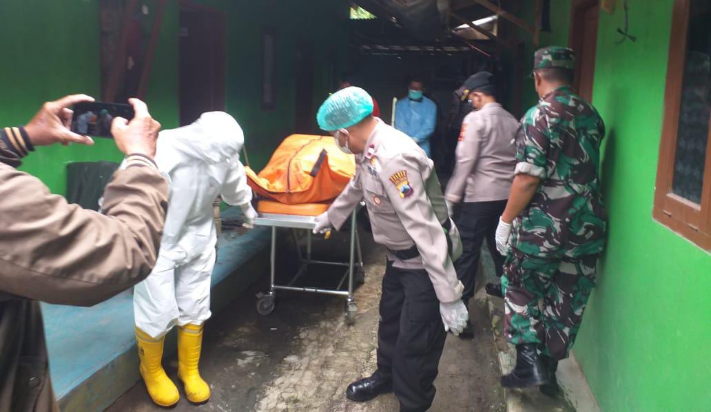 Petugas medis dan polisi membawa jenazah korban yang ditemukan dalam kamar indekos ke RSUD Bumiayu, Jawa Tengah, Selasa (15/11).