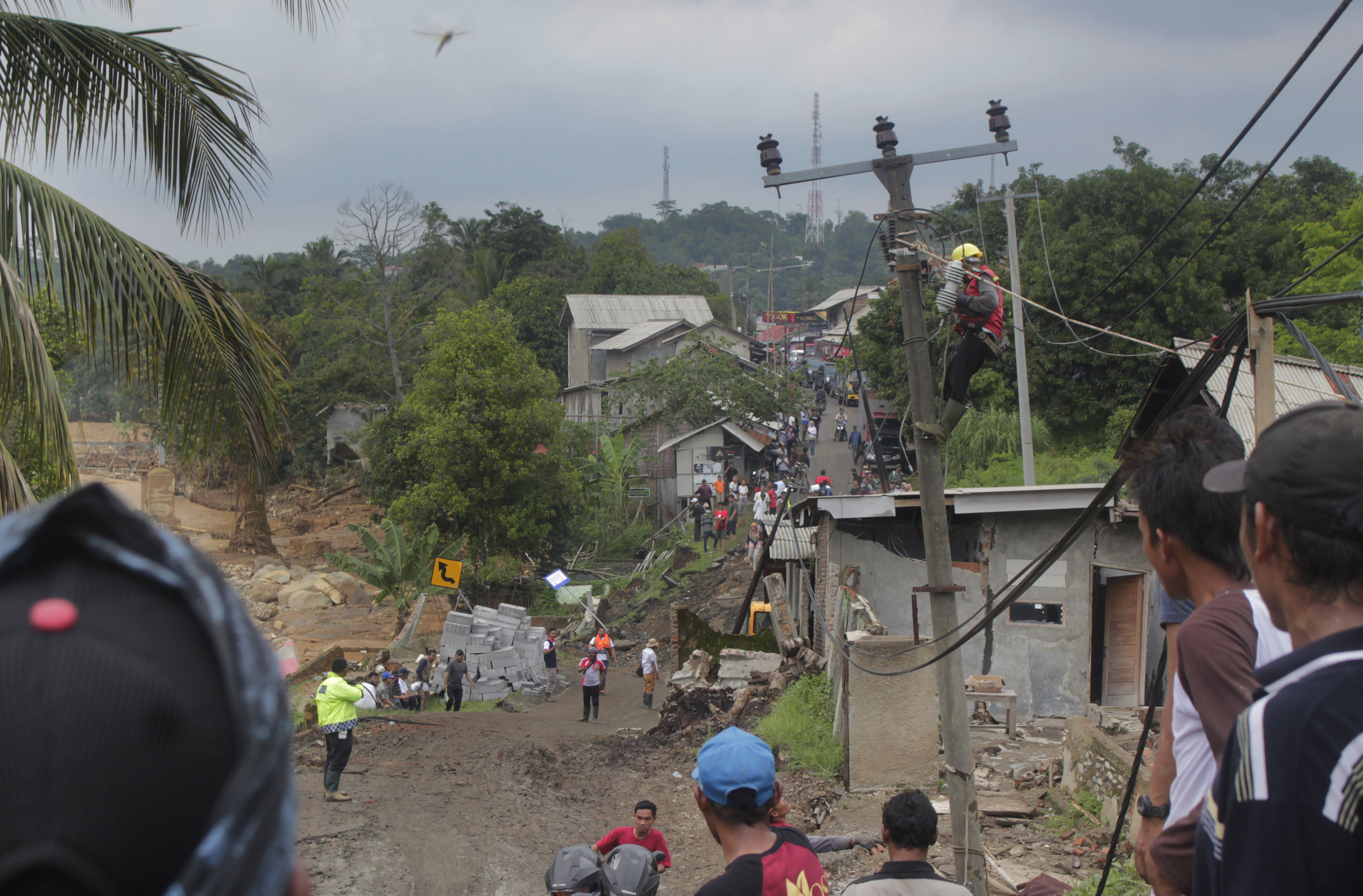 Petugas PLN sedang memeriksa jaringan untuk memulihkan suplai listrik di daerah terdampak bencana gempa Cianjur.
