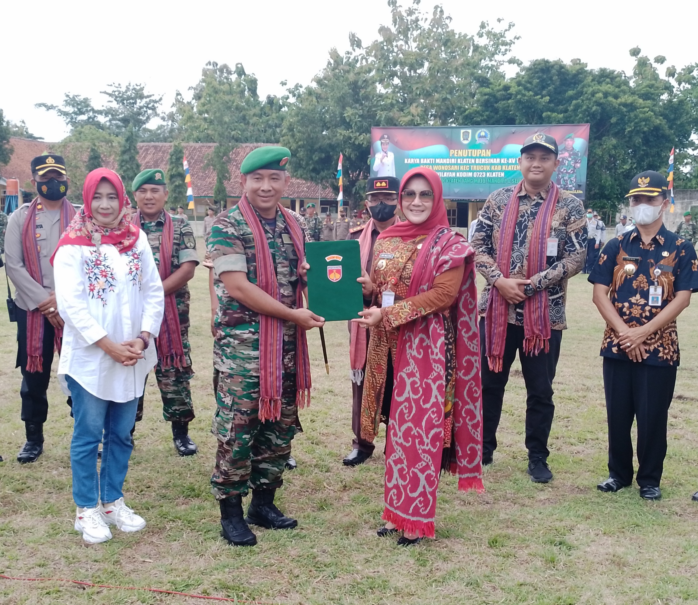 Bupati Klaten Sri Mulyani dan Dandim 0723 Klaten Letkol Czi Bambang Setyo Triwibowo pada penutupan Karya Bakti Mandiri Klaten Bersinar