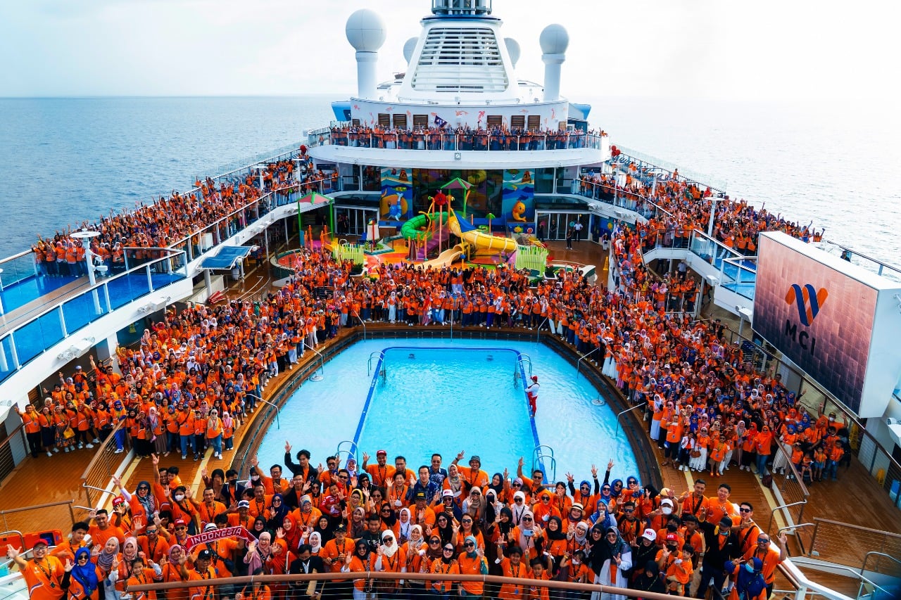 Perusahaan bisnis MLM, MCI membawa 6000 anggotanya berlibur dengan kapal pesiar Cruise Royal Caribbean di Singapura dan cetak rekor MURI. 