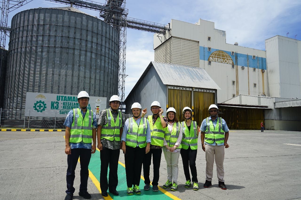 Duta Besar Australia untuk Indonesia Penny Williams mengunjungi pabrik tepung terigu PT Golden Grand Mills di Cilegon, Banten