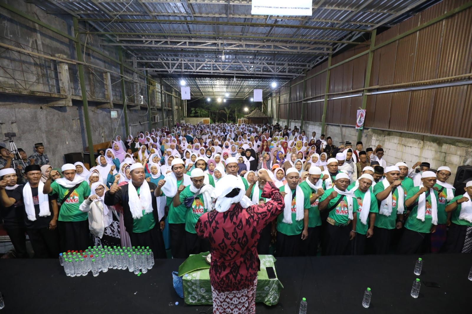 Ribuan relawan, ibu-ibu majelis taklim, serta masyarakat Kabupaten Bantul melakukan istighosah dan doa bersama untuk Bangsa Indonesia sekali