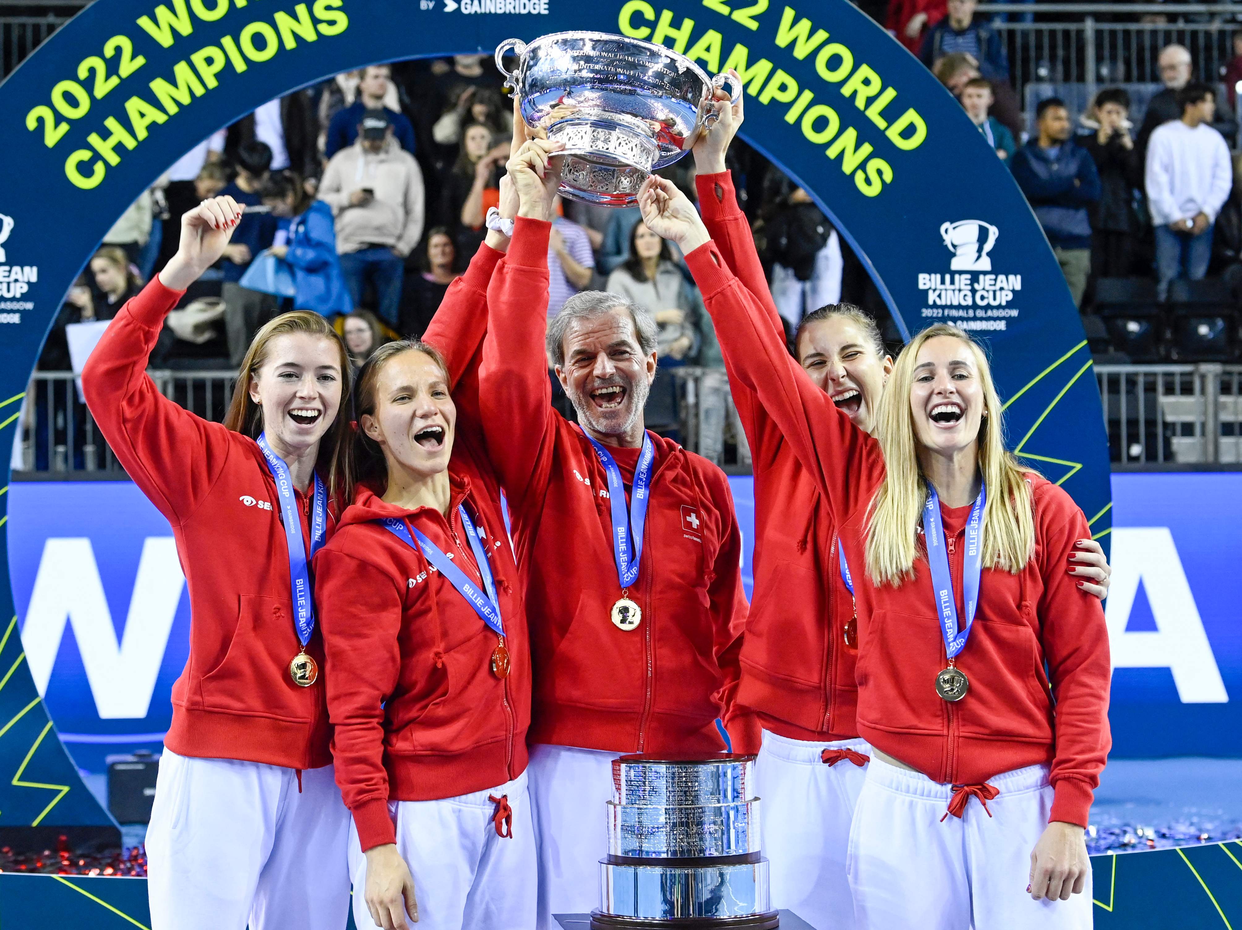 Timnas Swiss merayakan keberhasilan mereka menjadi juara Piala Billie Jean King