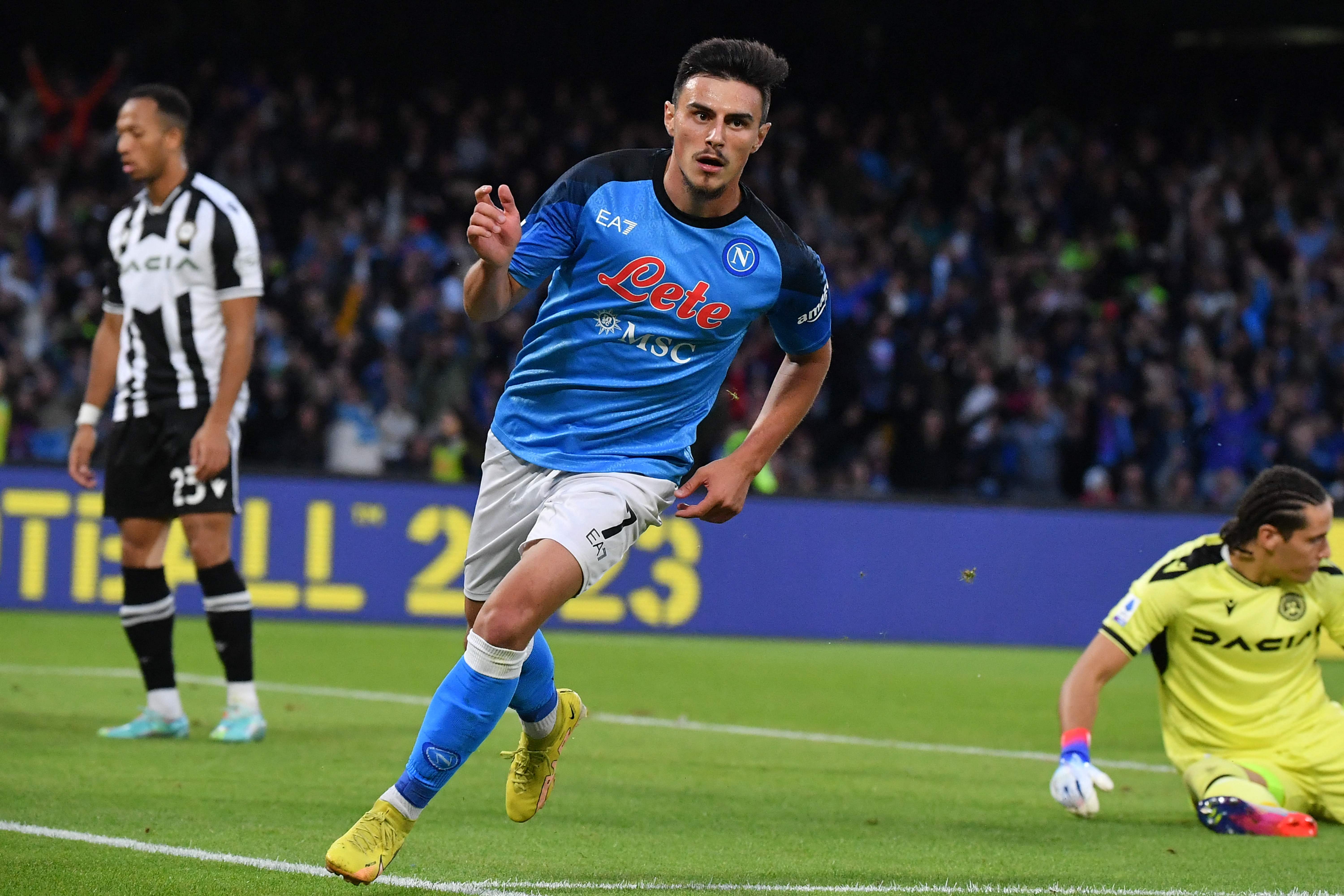 Eljif Elmas menyumbang satu gol bagi Napoli saat menang 3-2 atas Udinese dalam lanjutan Serie A Italia, Sabtu (12/11).