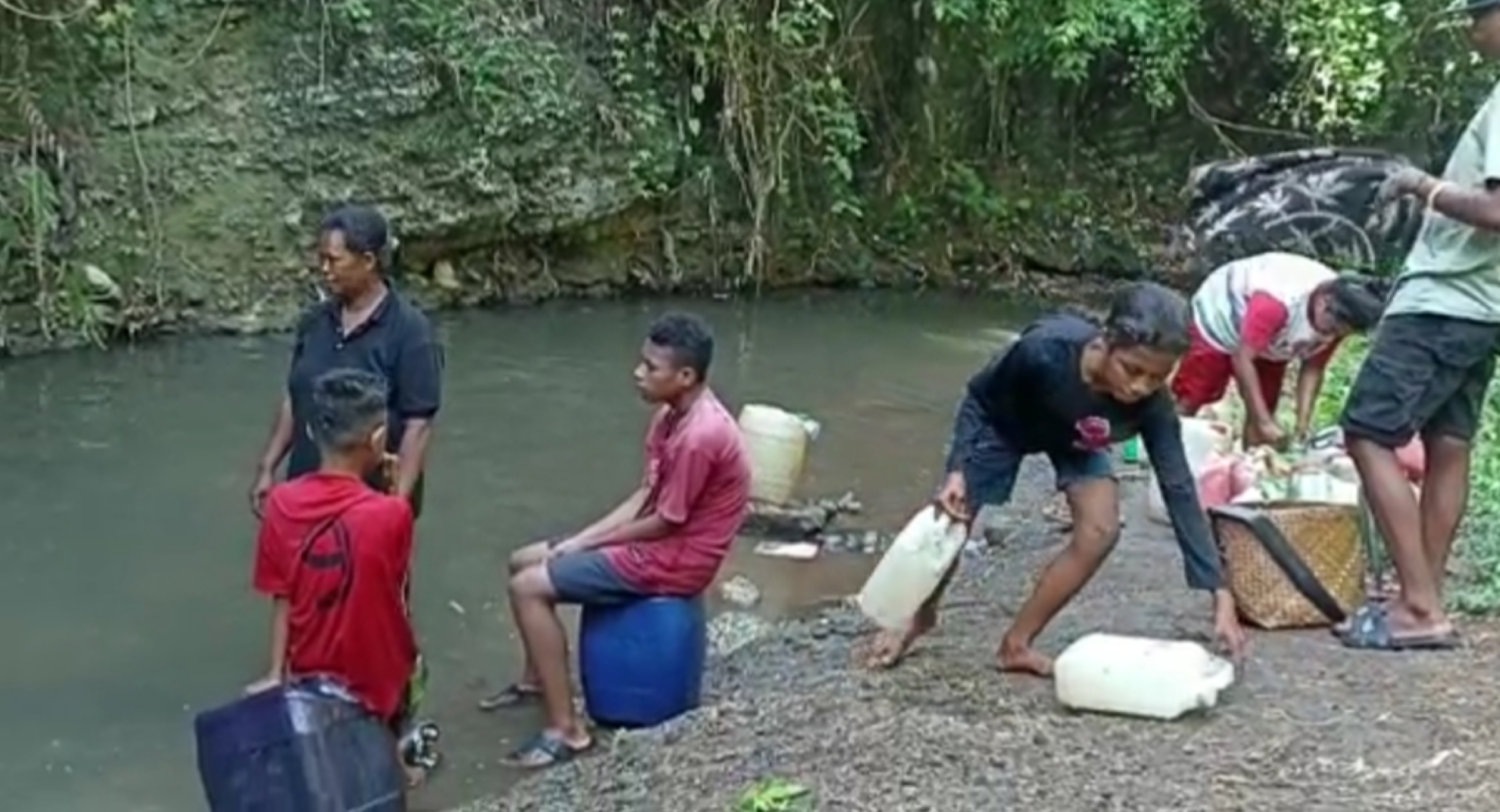 Anak-anak di Dusun Hurabegor, Desa Darat Gunung, Kecamatan Talibura, Kabupaten Sikka, NTT membantu ortu mengambil air bersih untuk kebutuhan