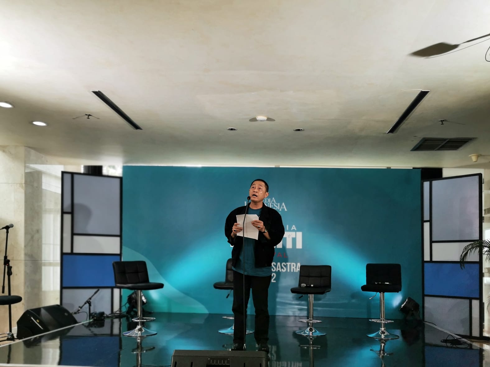 Anggota tim juri Sayembara Cerpen Media Indonesia 2022, Setyo Wardoyo, saat membacakan para pemenang sayembara, di Jakarta, Senin (31/10)