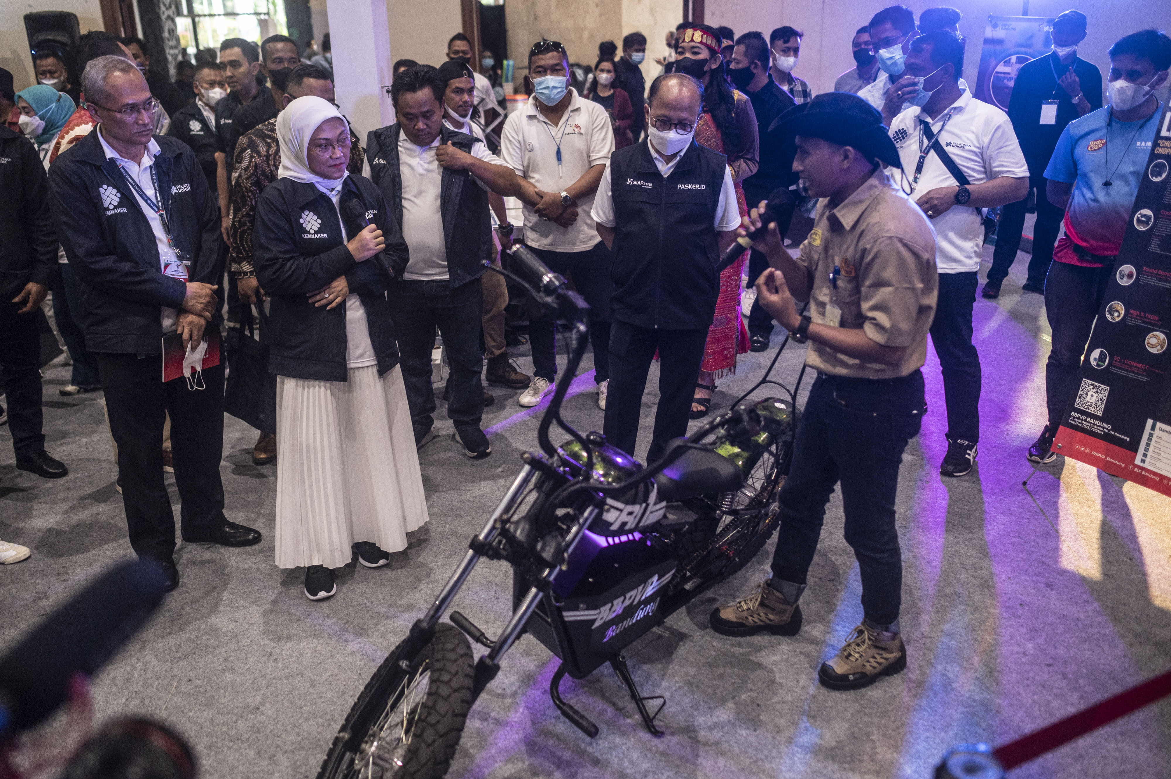 Menaker Ida Fauziyah (kedua kiri) menghadiri Festival Pelatihan Vokasi dan Job Fair Nasional 2022 di Jakarta, Minggu (30/10).