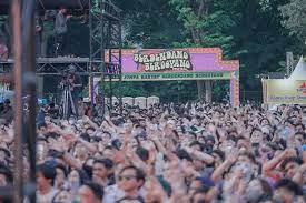 Festival musik Berdendang Bergoyang di Jakarta yang dibubarkan oleh pihak kepolisian karena melanggar batas jumlah penonton, Sabtu (29/10).