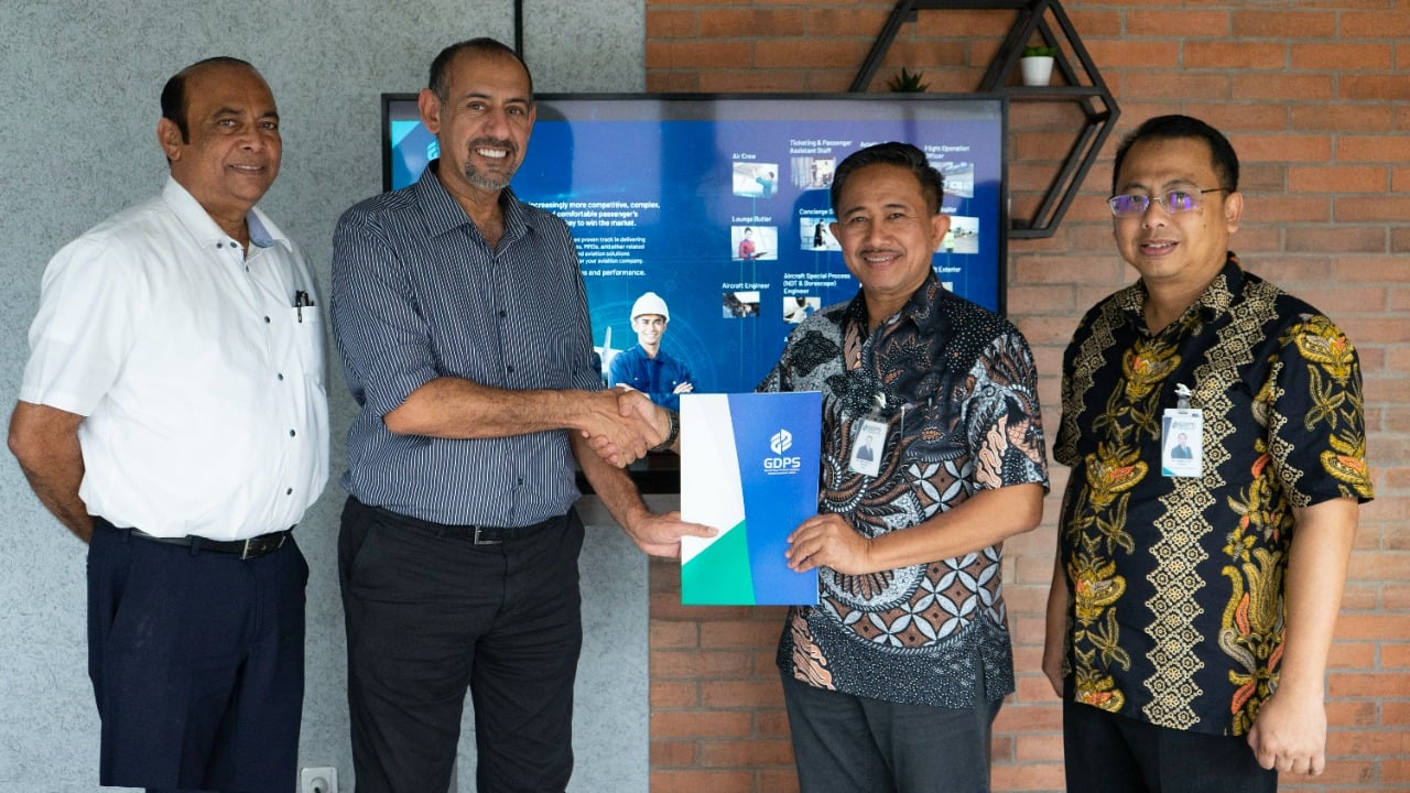 Senior Manager Level Sanad Aerospace Rohan Nanayakara, Senior VP Sanad Aerospace Mohammed Abdulrahman Mohammed Saleh Al Blooshi, CEO PT GDPS