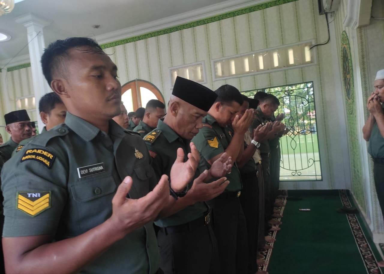 Anggota Kodim 0415 Jambi memanjatkan doa bersama untuk korban gempa di Cianjur, Jawa Barat 