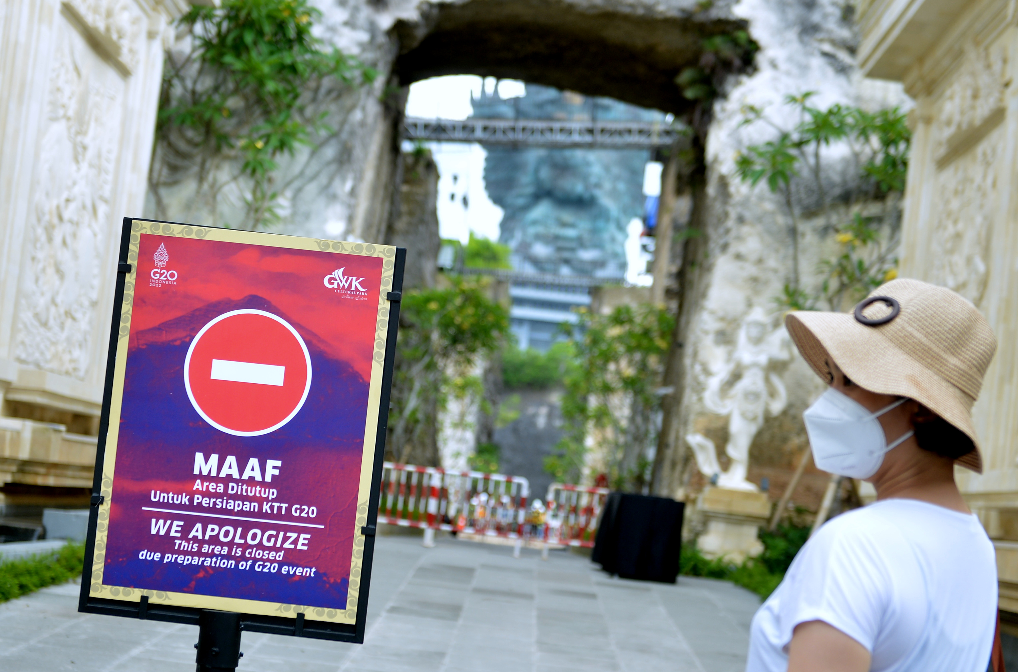 Wisatawan mengunjungi area Garuda Wisnu Kencana (GWK) Cultural Park, Badung, Bali.