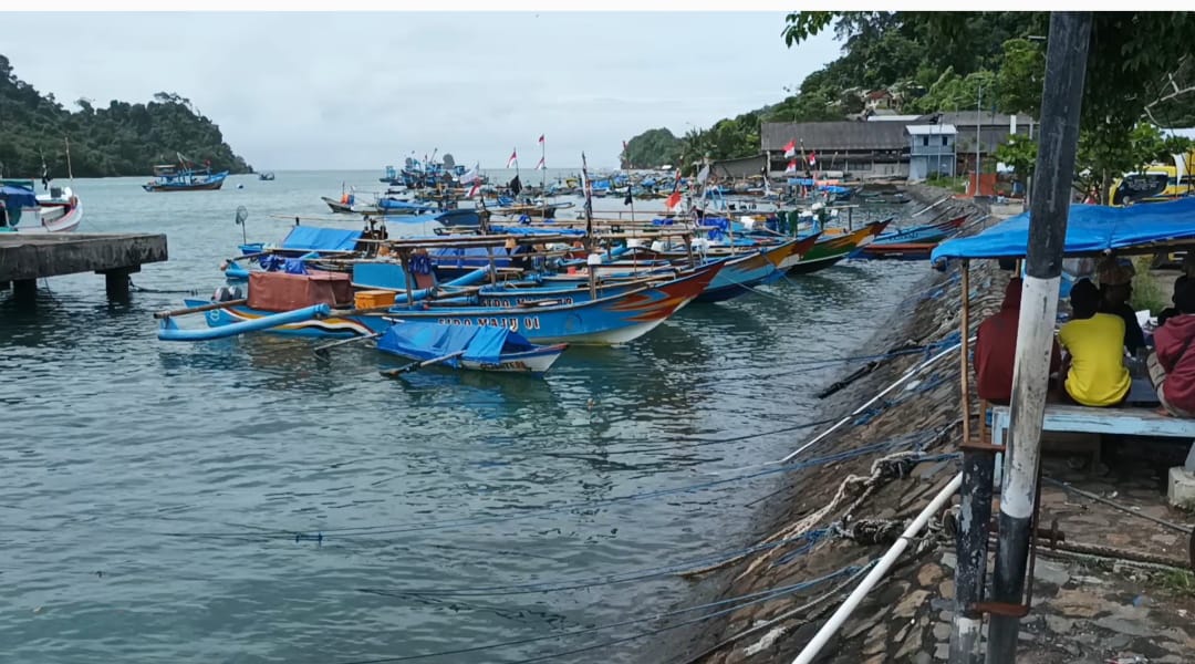 Deretan kapal nelayan di Pelabuhan Perikanan Pantai (PPP) Pondokdadap, Malang, Jawa Timur, yang bersandar setelah melaut. 