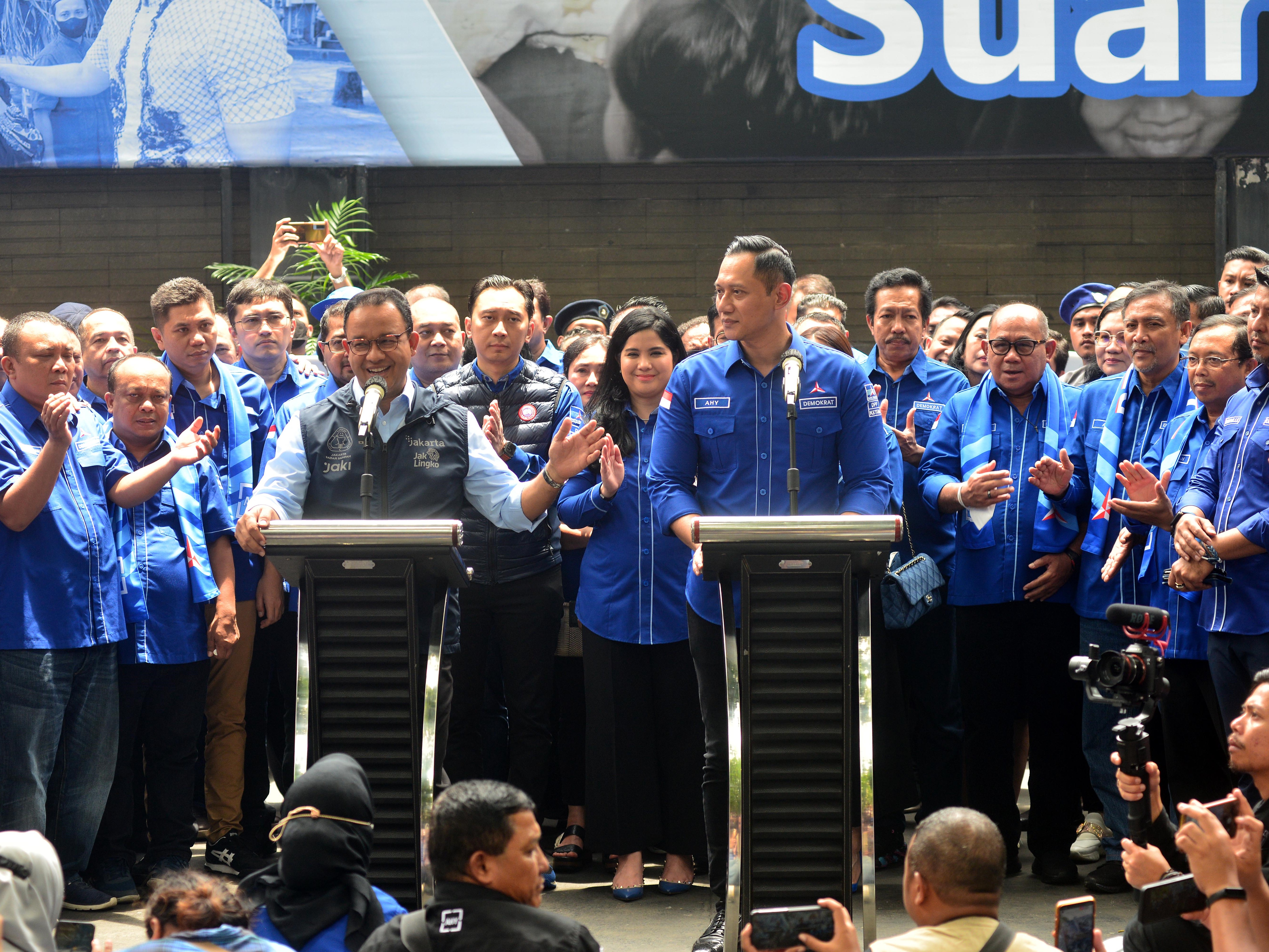 : Calon Presiden yang diusung Partai NasDem Anies Baswedan (kiri) didampingi Ketua Partai Demokrat Agus Harymurti Yudhoyono (kanan).