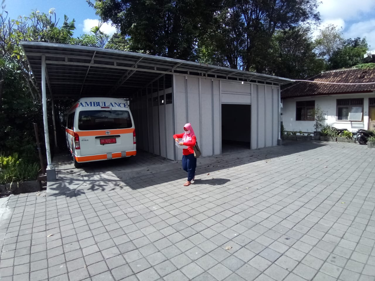 Ambulans terparkir di halaman RSUD Wangaya Denpasar yang dilaporkan seorang warga atas dugaan penolakan pasien.