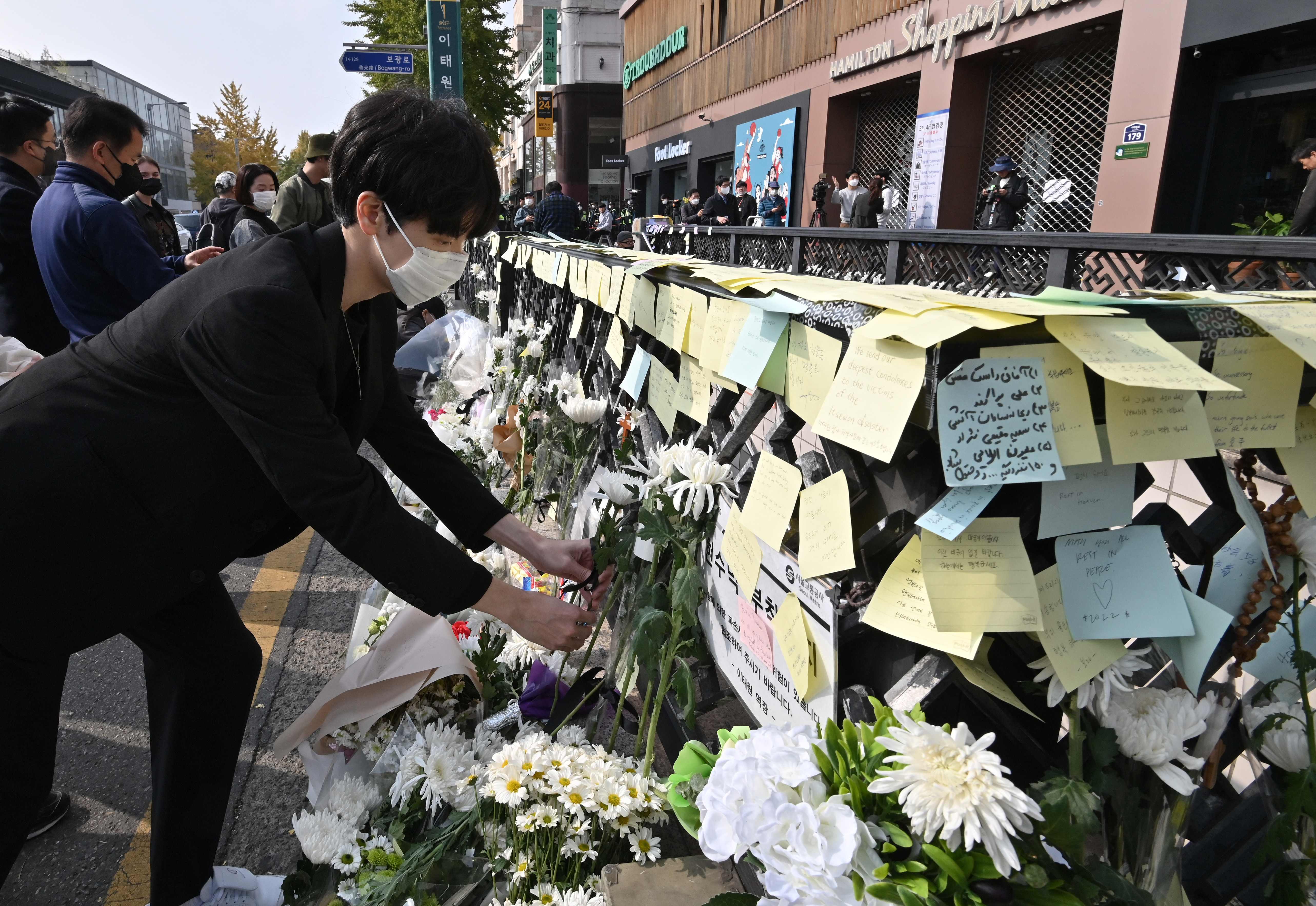 Memorial bagi korban tragedi di Itaewon yang menewaskan 156 orang. Kelalaian dalam pengendalian massa menjadi penyebabnya.