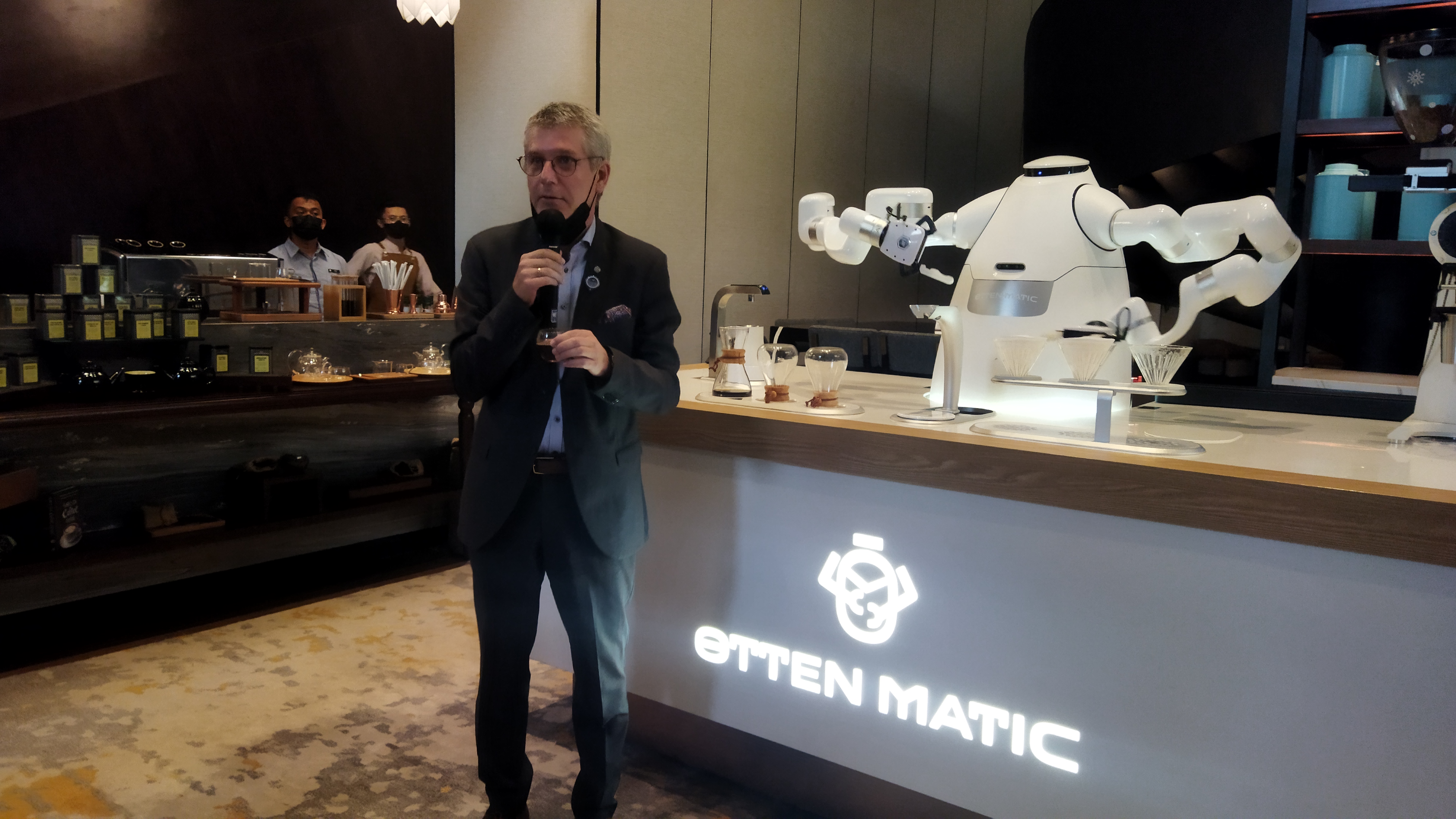 Pullman Bandung Grand Central memperkenalkan robot barista