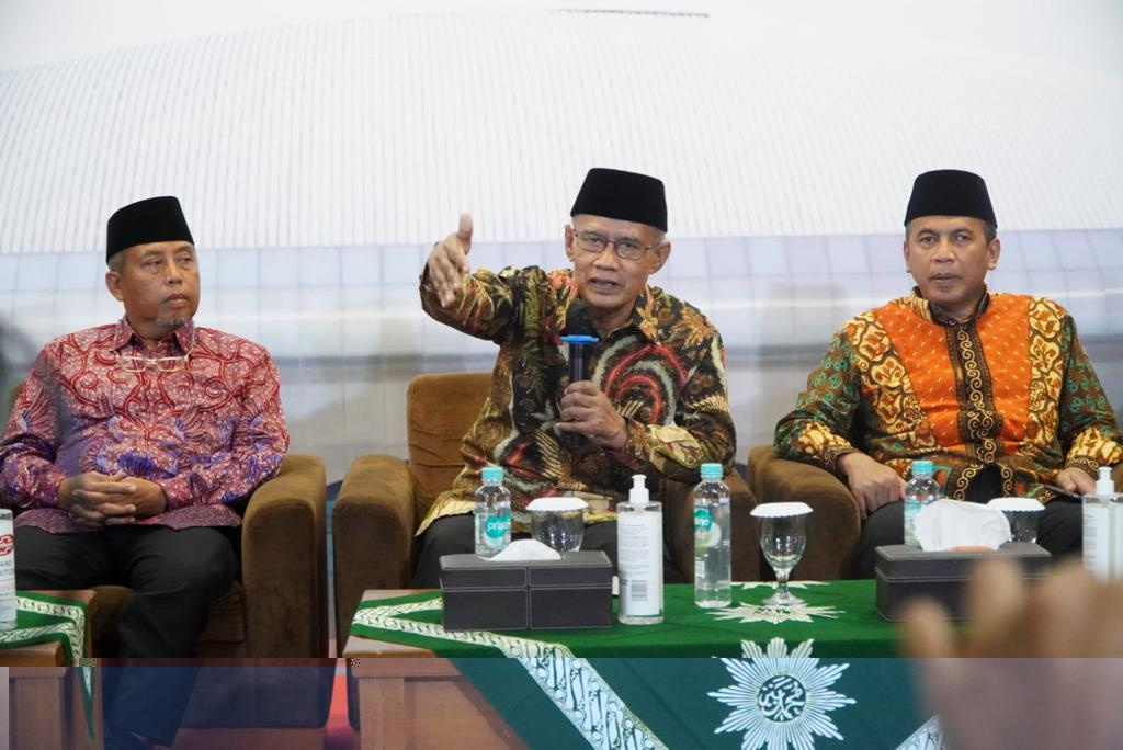 Ketua Umum PP Muhammadiyah Haedar Nashir (tengah)
