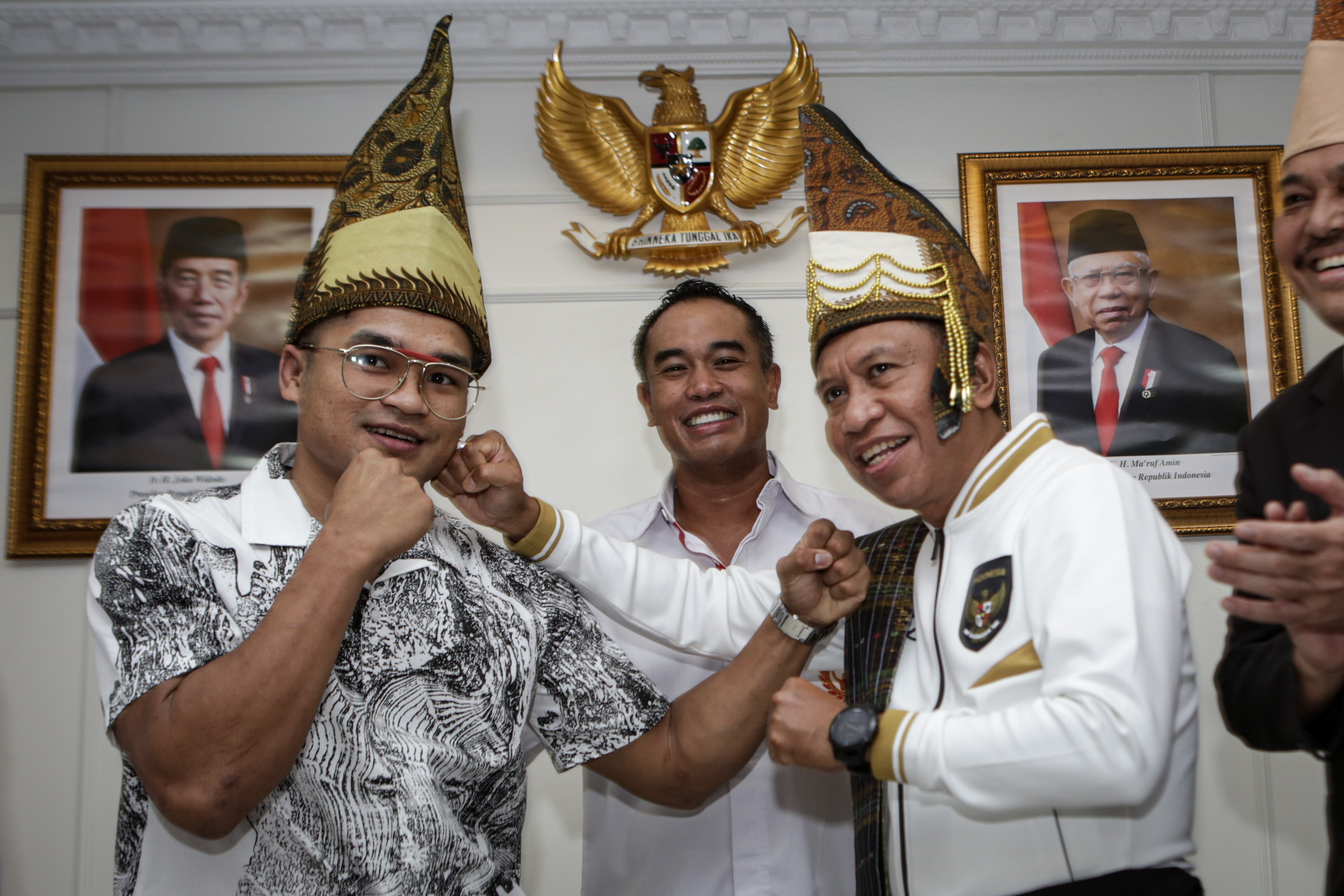 Menpora Zainudin Amali (kanan) berpose dengan atlet MMA Jeka Saragih (kiri) saat pertemuan di Kantor Kemenpora, Jakarta, Rabu (9/11).