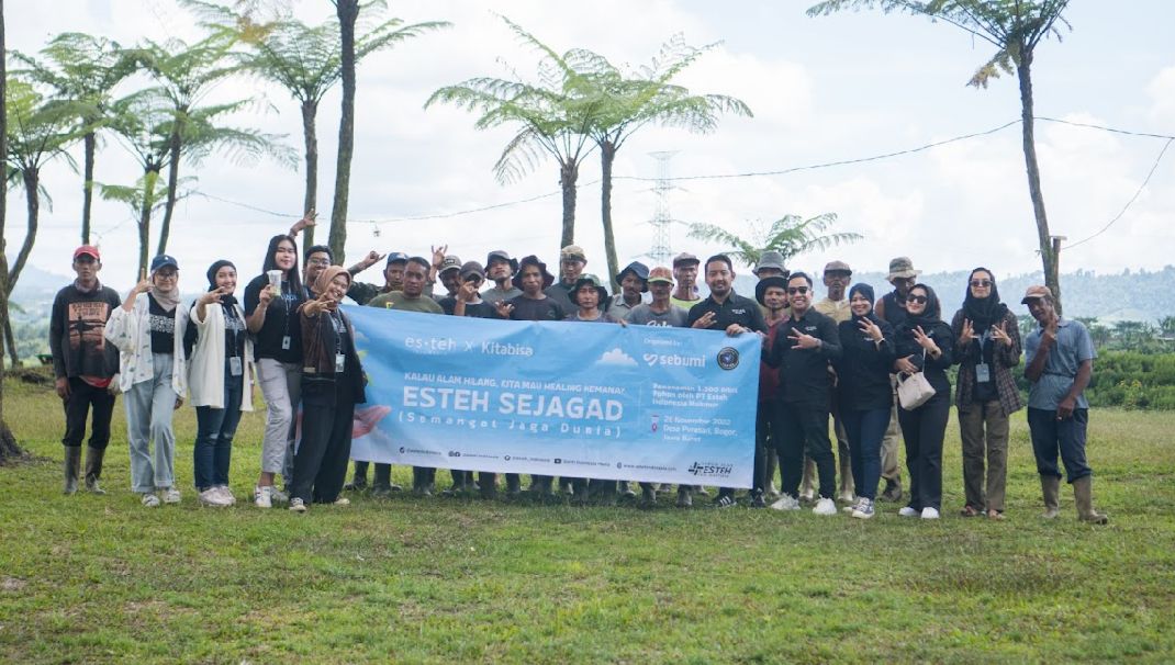 PT Esteh Indonesia Makmur mengadakan aksi penyelamatan lingkungan hidup dengan menanam 1.000 bibit pohon.