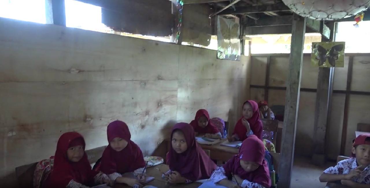 Sekolah Rusak, Siswa SD Belajar di Kolong Rumah Warga