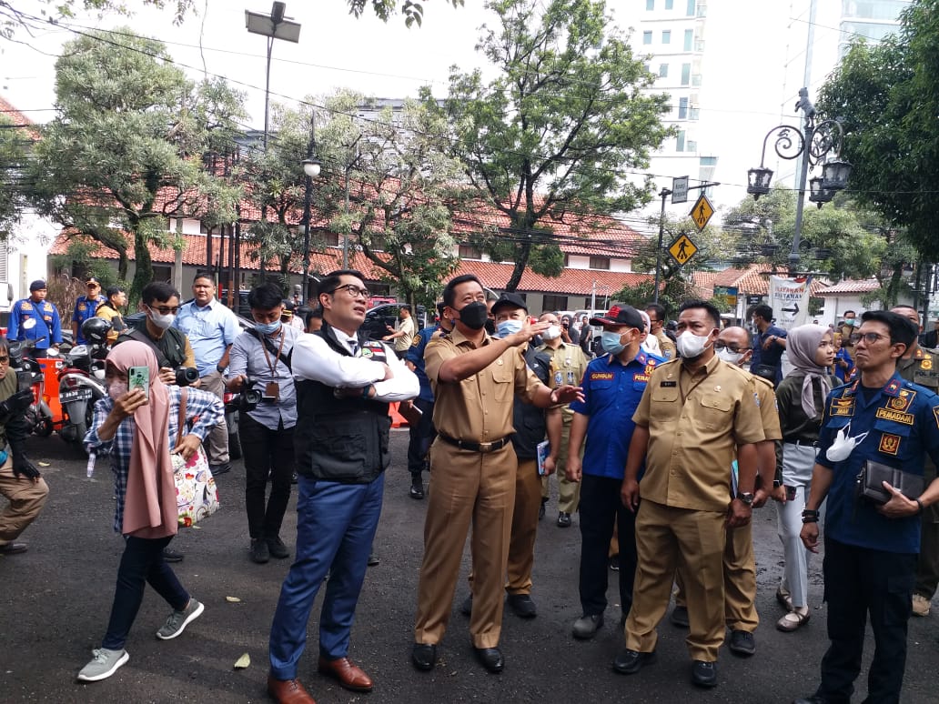 Gubernur Jawa Barat Ridwan Kamil melihat lokasi kebakaran di komplek perkantoran Pemerintah Kota Bandung