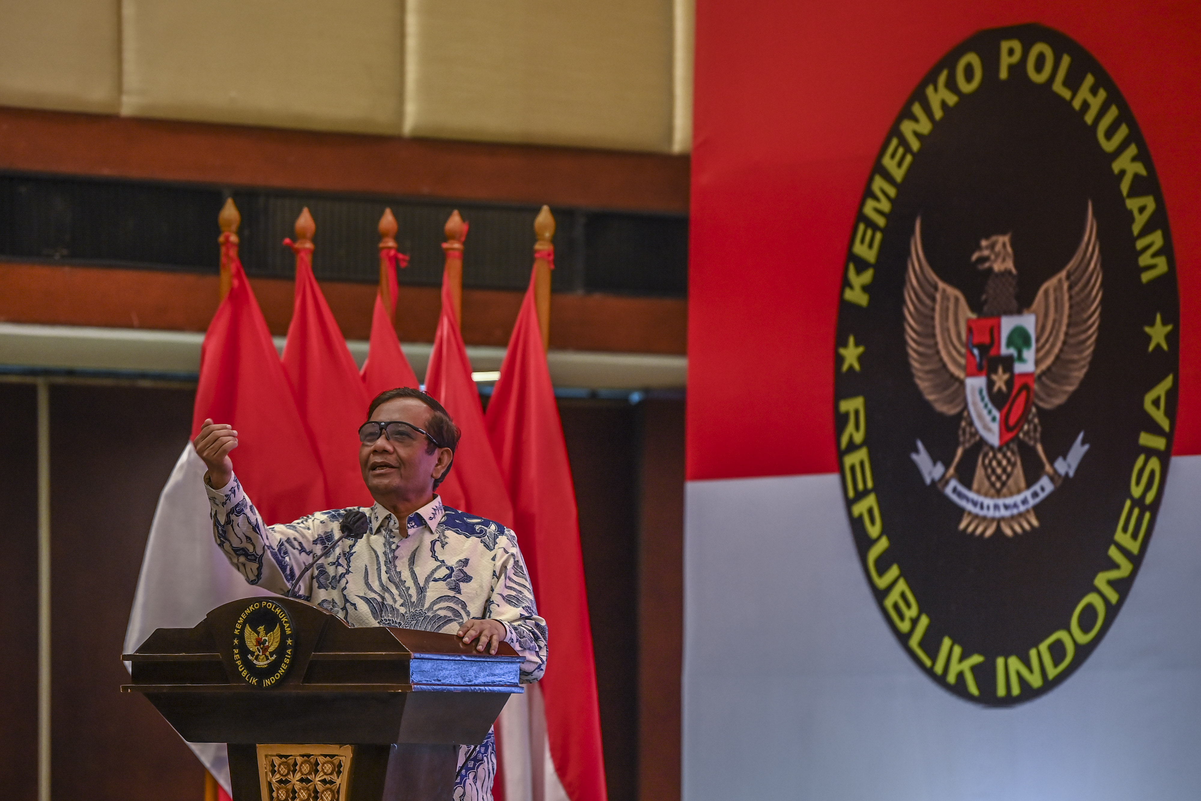 Menko Polhukam Mahfud MD memberi sambutan dalam sebuah forum diskusi.