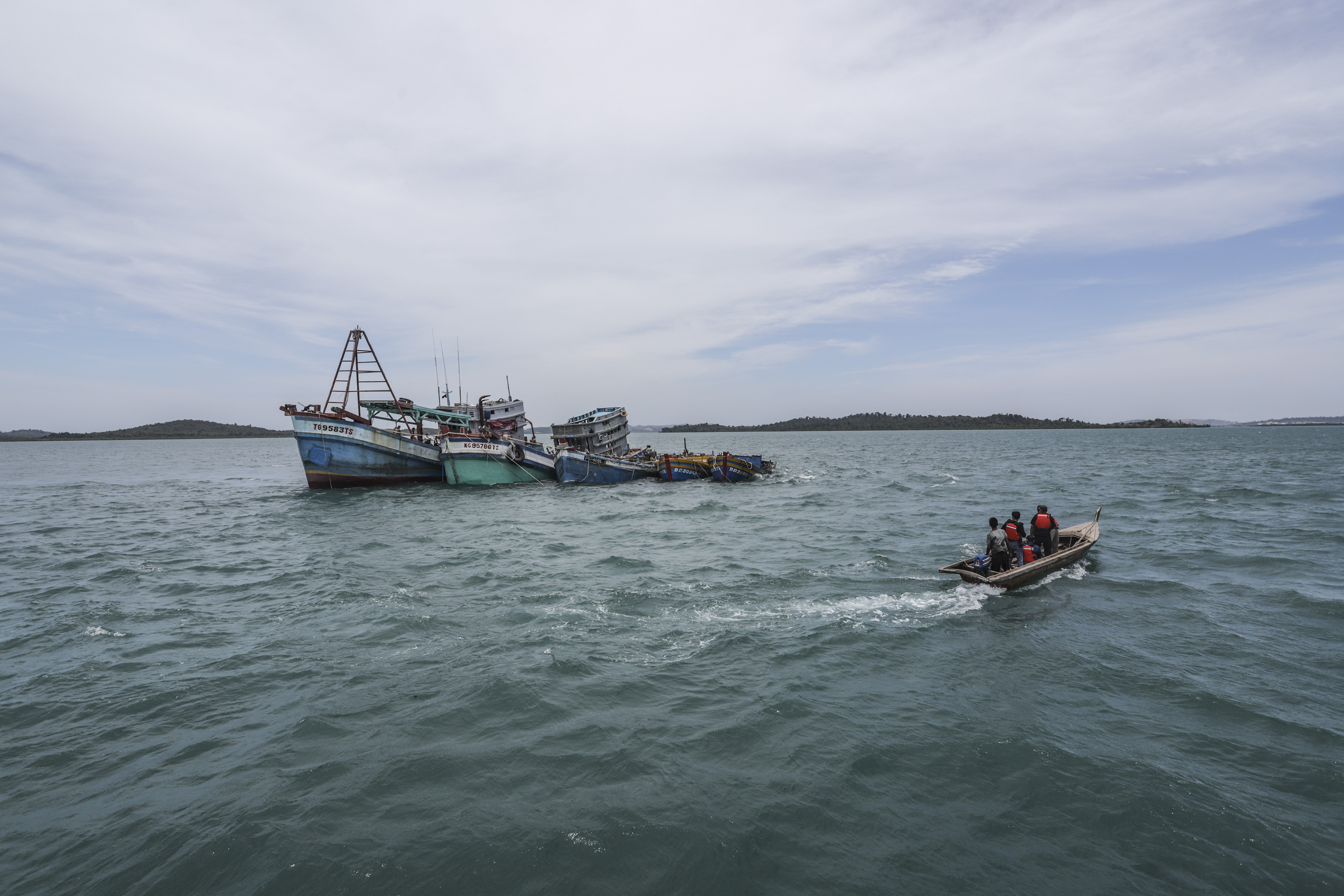 Petugas gabungan bersiap untuk penenggelaman kapal nelayan asing.