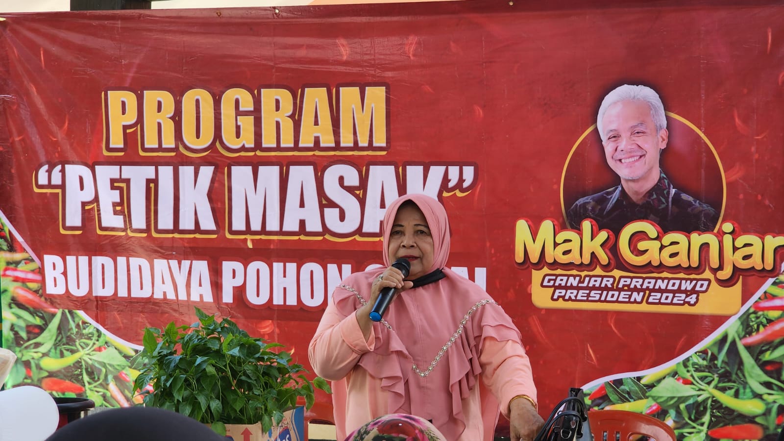 Relawan Mak Ganjar menjalankan program Petik Masak di Cengkareng, Jakarta Barat