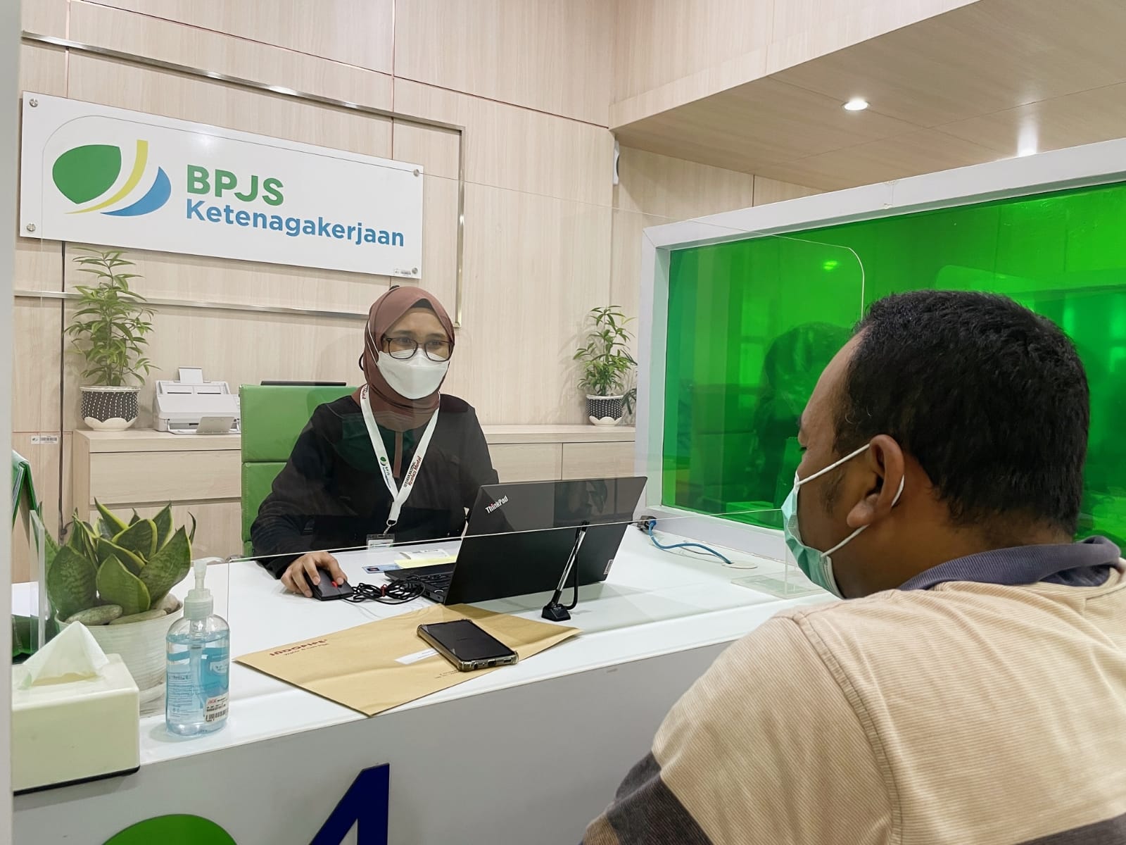 Peserta program BPJS Ketenagakerjaan sedang mendapat pelayanan di Kantor BPJS Ketenagakerjaan. 