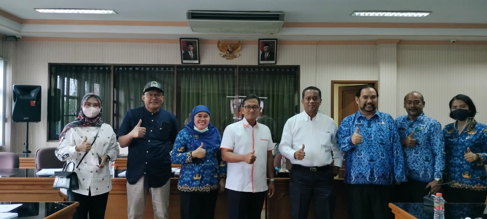 Sekretaris Pansus 34 DPRD Kota Bekasi Alimudin (empat kiri) seusai pembahasan Raperda tentang Penyelenggaran RPH Kota Bekasi, Senin (14/11).