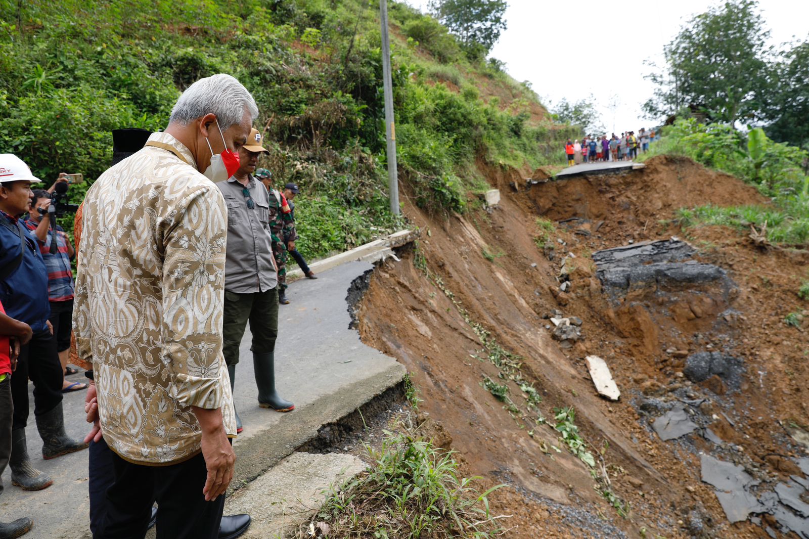 Gubernur Jateng Ganjar Pranowo didampingi Bupati Banyumas Achmad Husein meninjau langsung lokasi longsor dan berdialog dengan warga yang ter