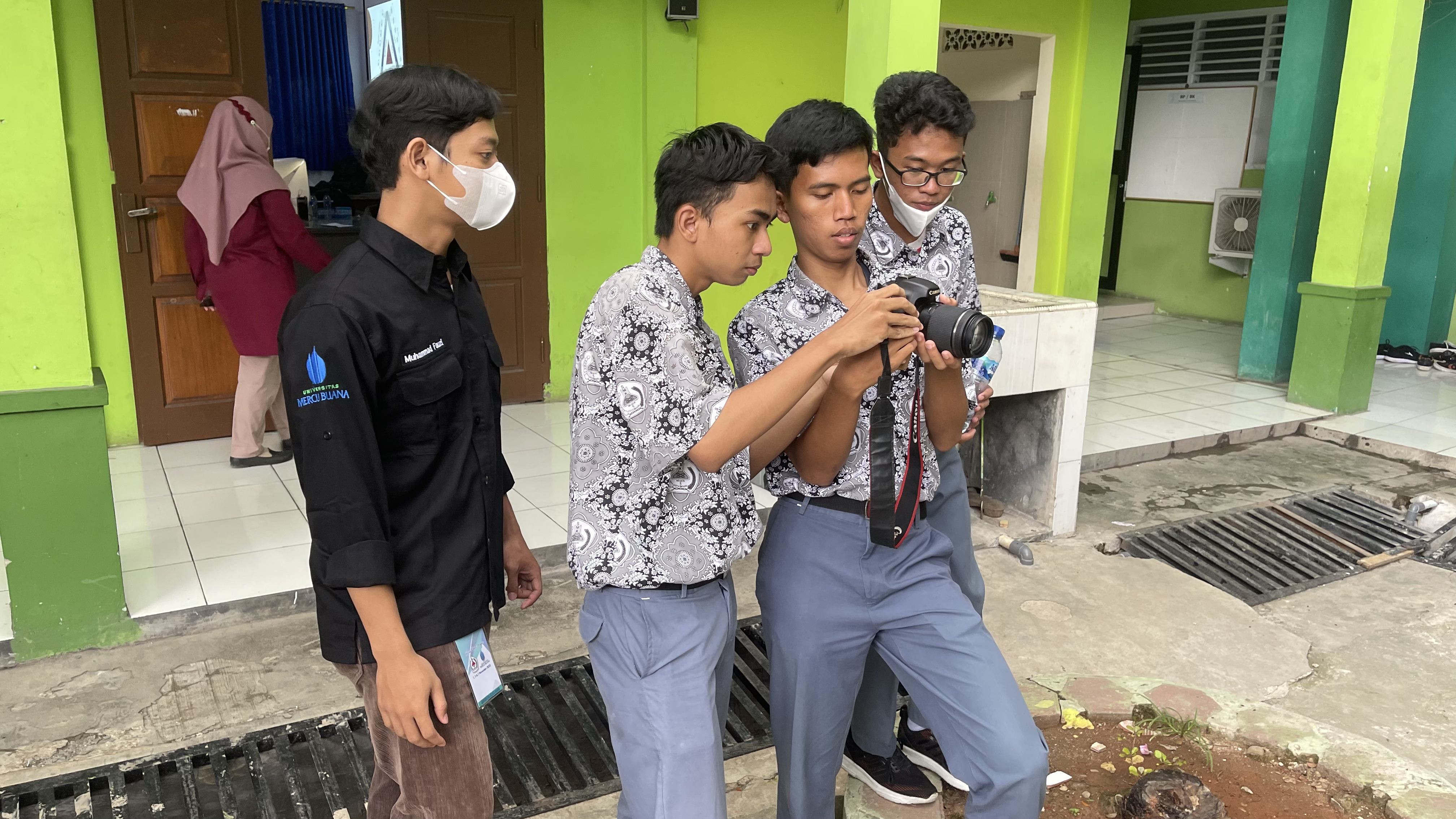 Pelatihan fotografi tim KPN UMB di SMKN 5 Bekasi