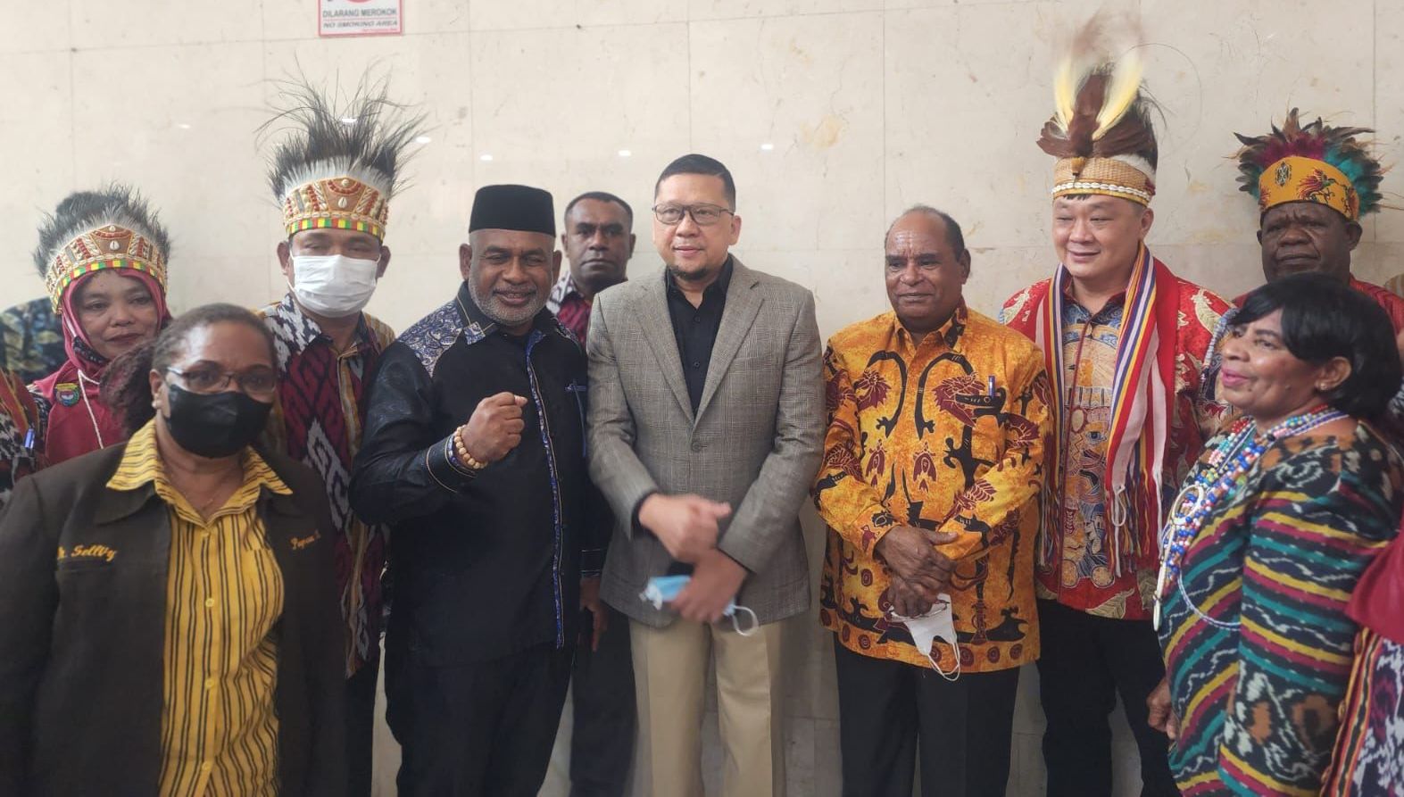 Rico Sia (dua dari kanan) bersama sejumlah warga Papua.