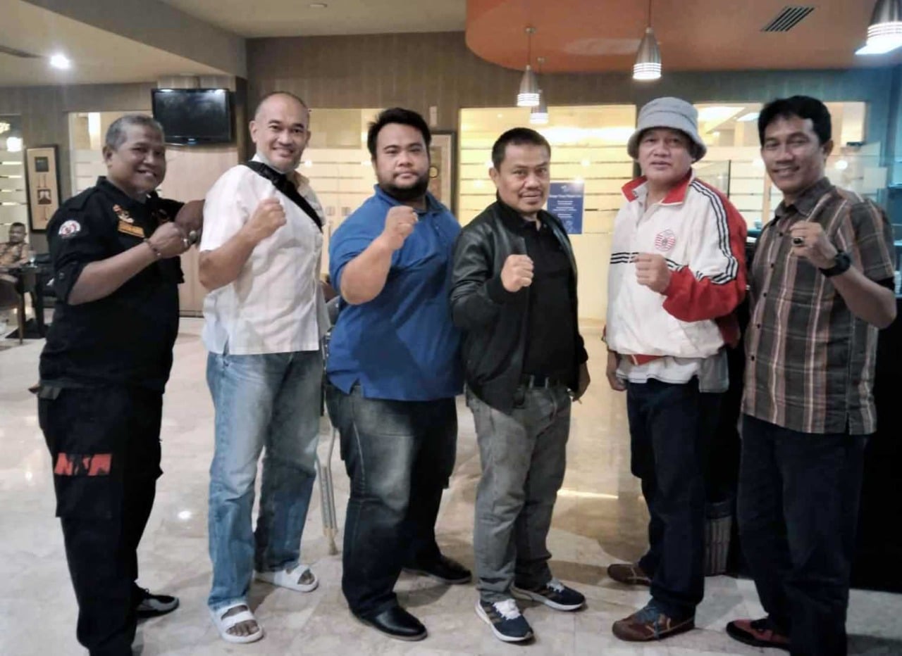 Mantan atlet dan pengurus Taekwondo Indonesia (TI) Jakarta,berfoto bersama usai lakukan diskusi internal di Hotel Cempaka, Jakarta Pusat.