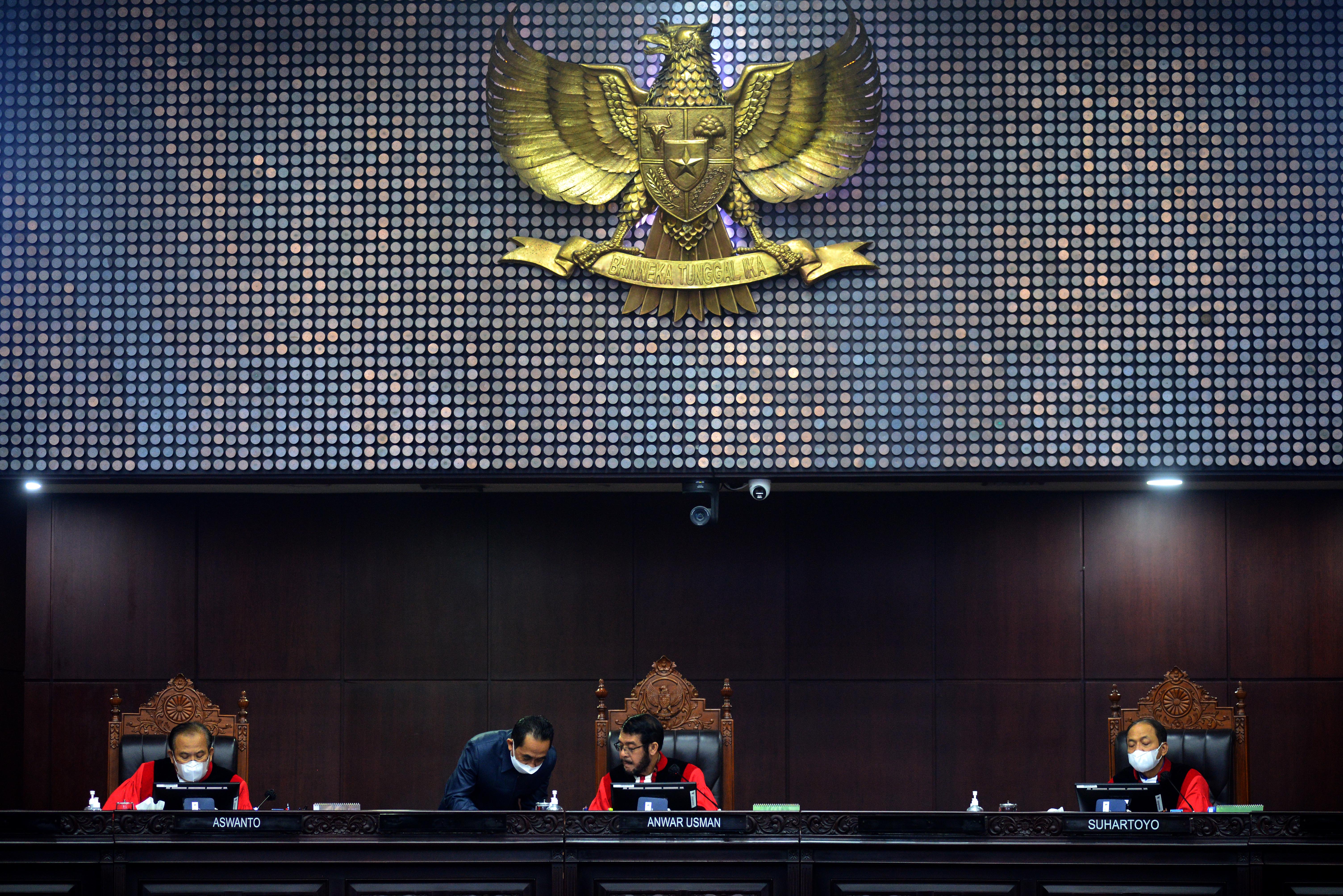 Ketua Majelis Hakim Konstitusi Anwar Usman saat mempimpin sidang uji materiil.